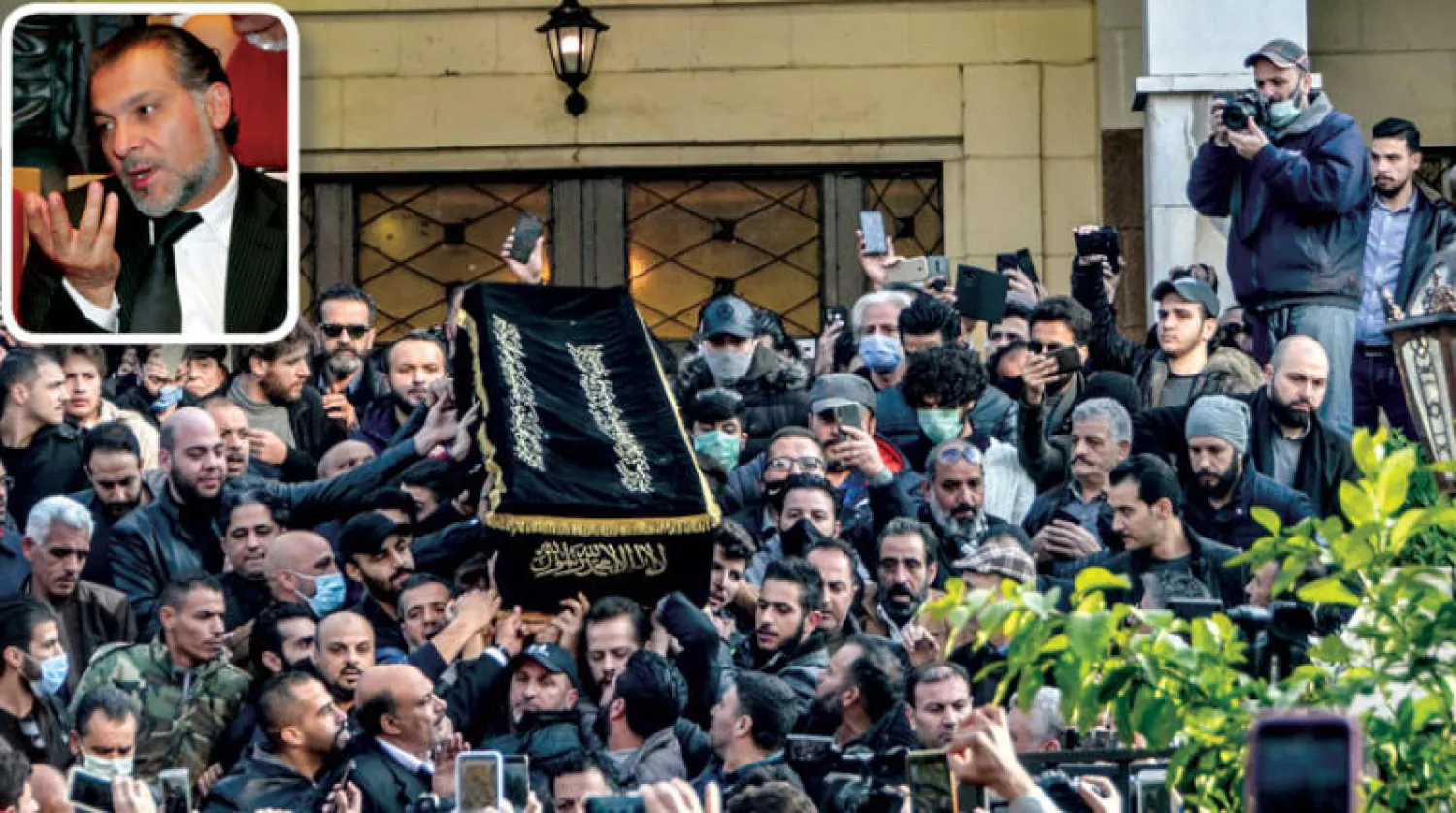 مشيعون يحملون جثمان المخرج الراحل في دمشق (أ.ف.ب) - حاتم علي (إ.ب.أ)