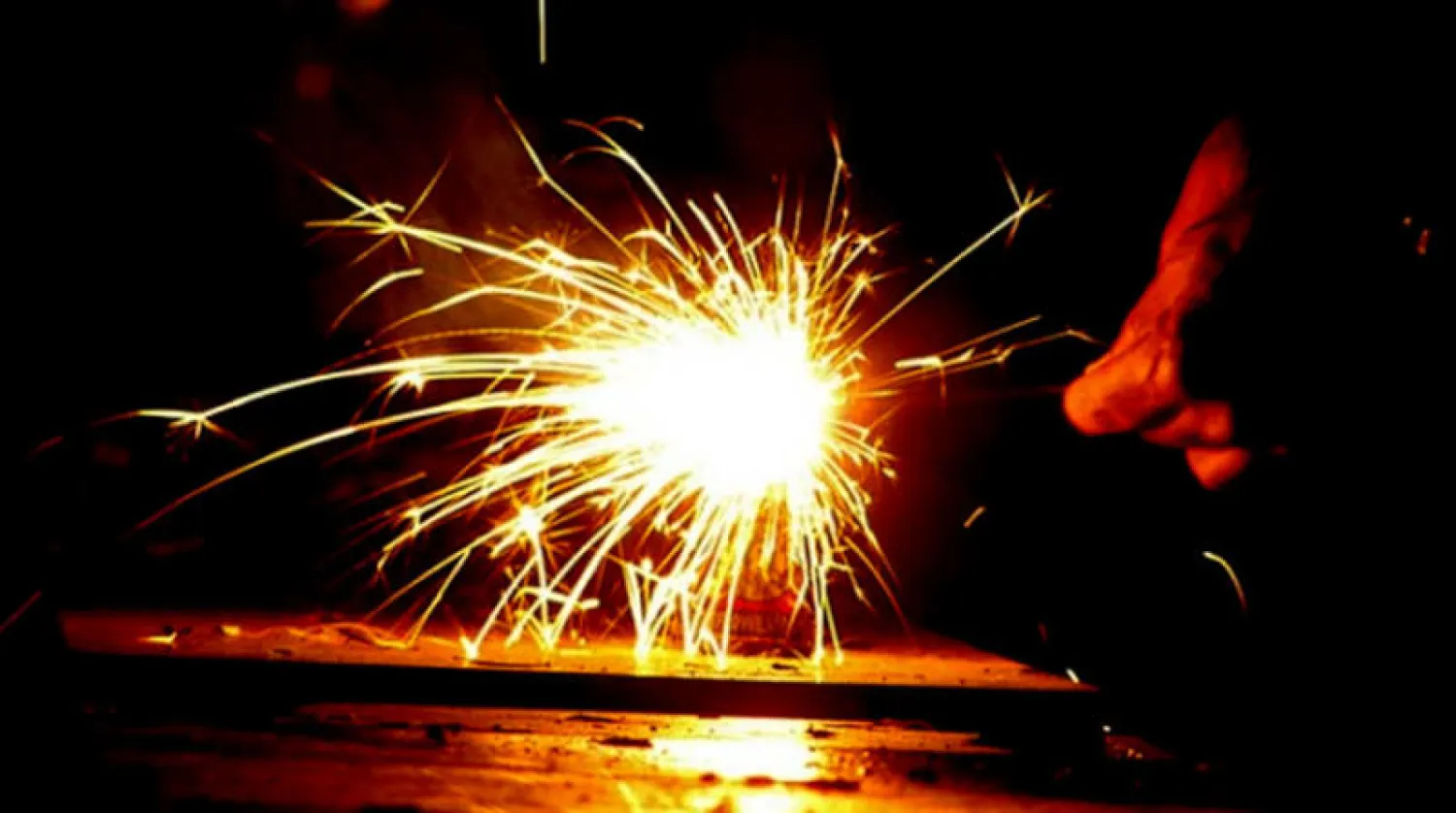 الألعاب النارية تقطع رأس فرنسي