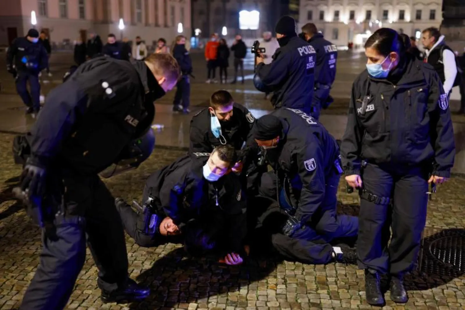 أفراد من الشرطة الألمانية خلال انتشارهم لتأمين الاحتفالات في برلين (أ.ف.ب)