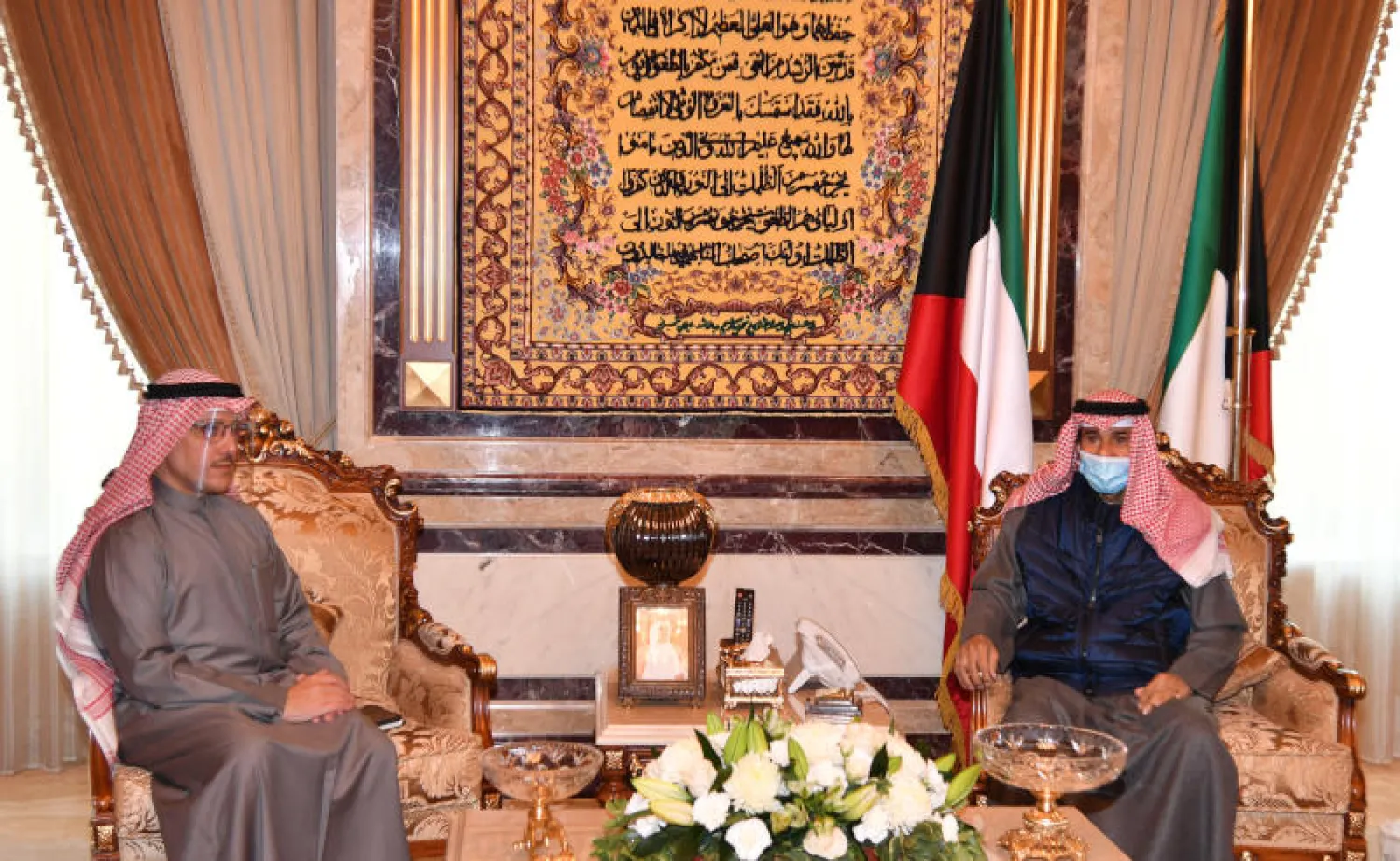 أمير دولة الكويت الشيخ نواف الأحمد الجابر الصباح يستقبل وزير الخارجية الشيخ أحمد ناصر المحمد الصباح (كونا)