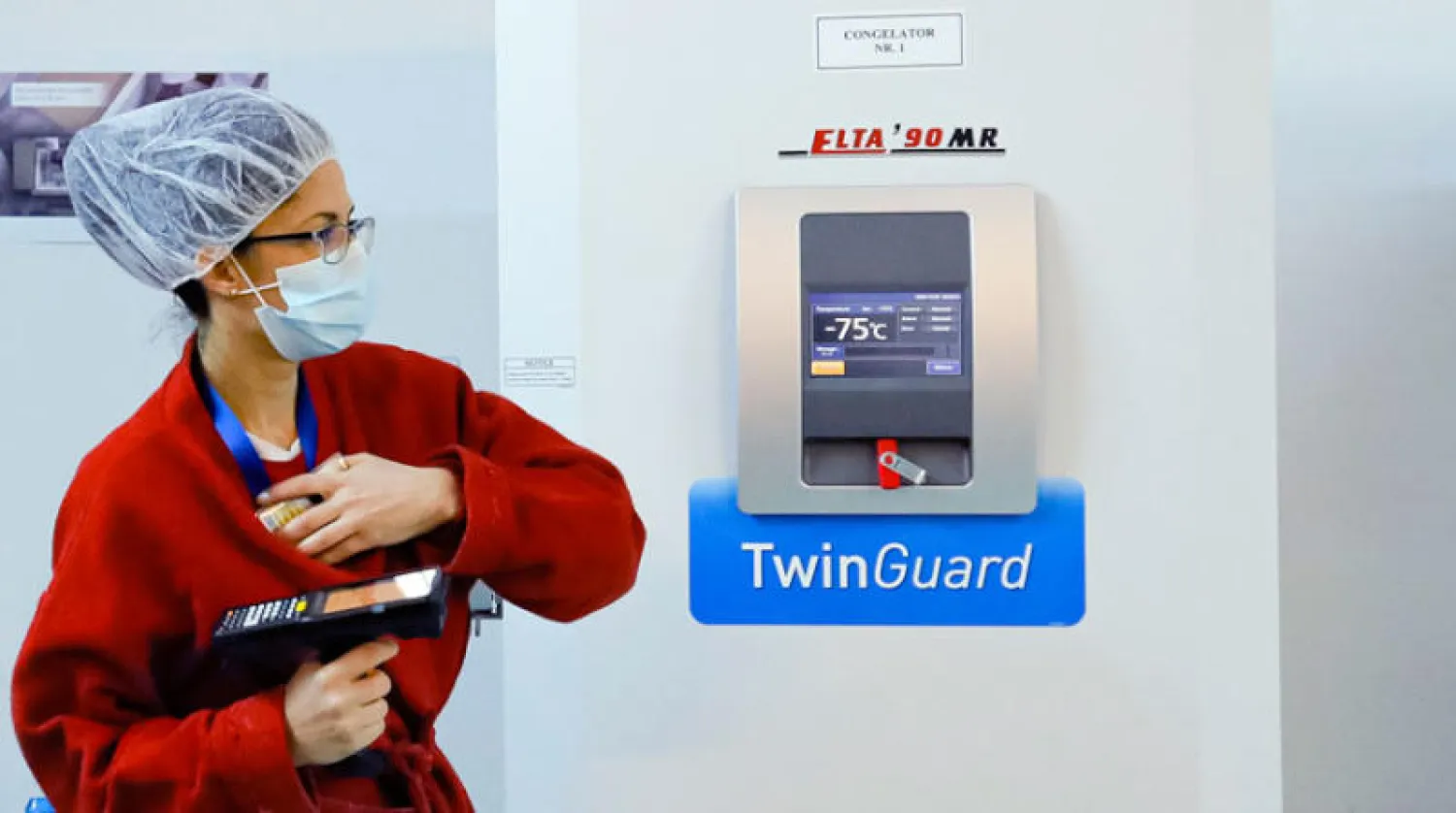 ممرضة في رومانيا تراجع مخزون لقاح «فايزر» (أ.ب)