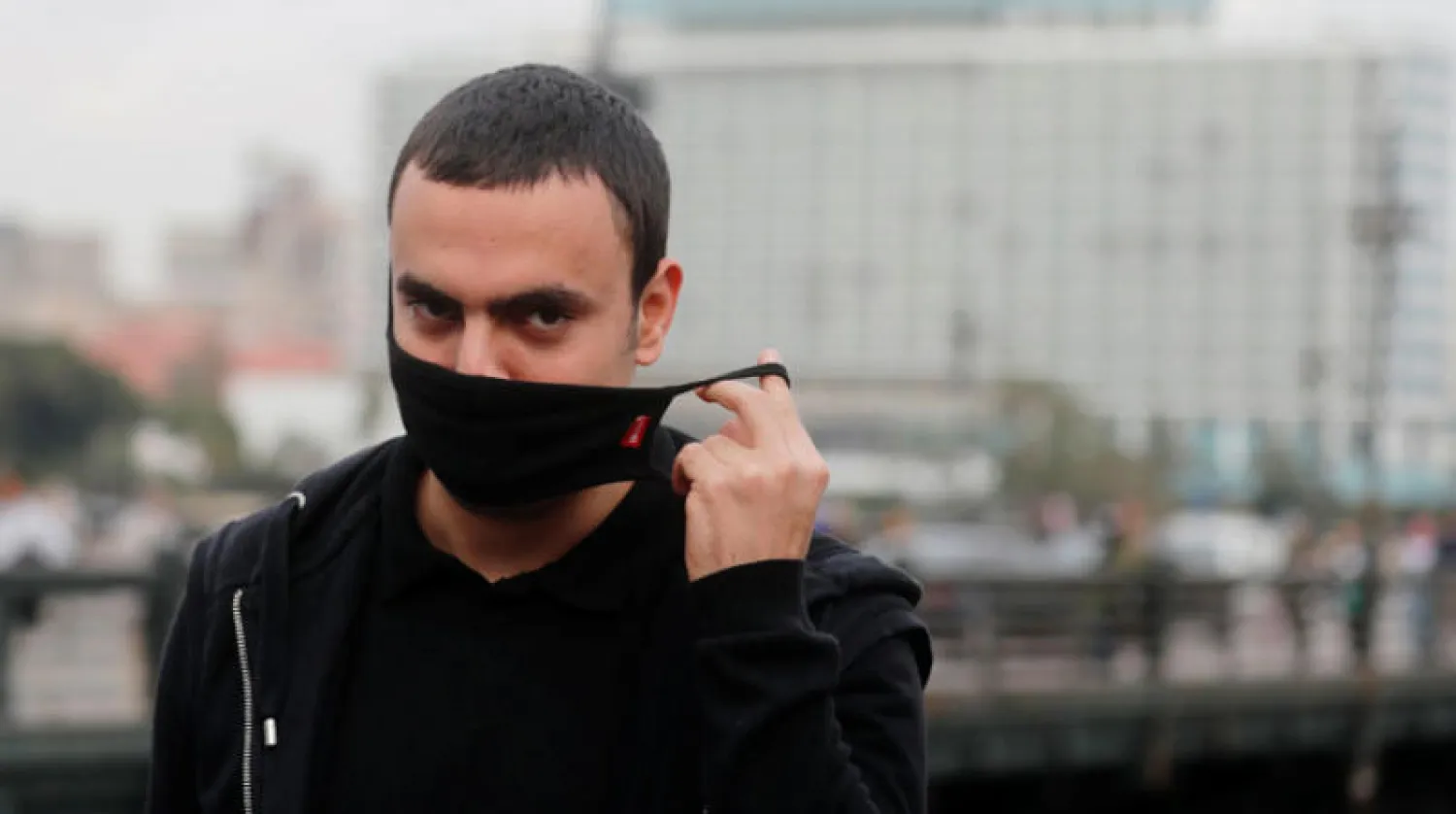 السلطات الصحية المصرية تطالب بوضع الكمامة للحد من انتشار الوباء (رويترز)