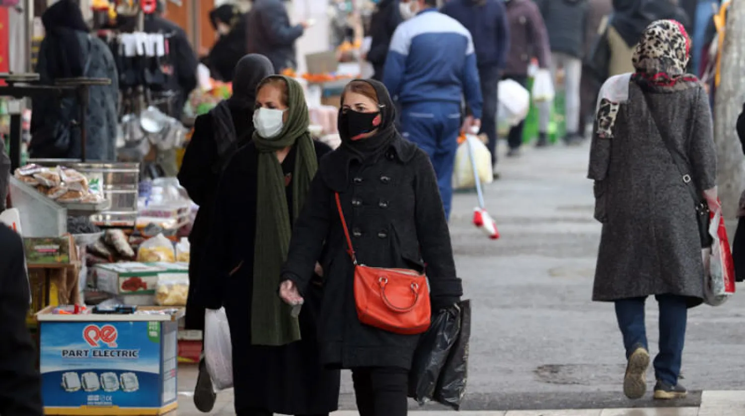 إيرانيات يرتدين كمامات أثناء السير في سوق وسط طهران الشهر الماضي (إ.ب.أ)