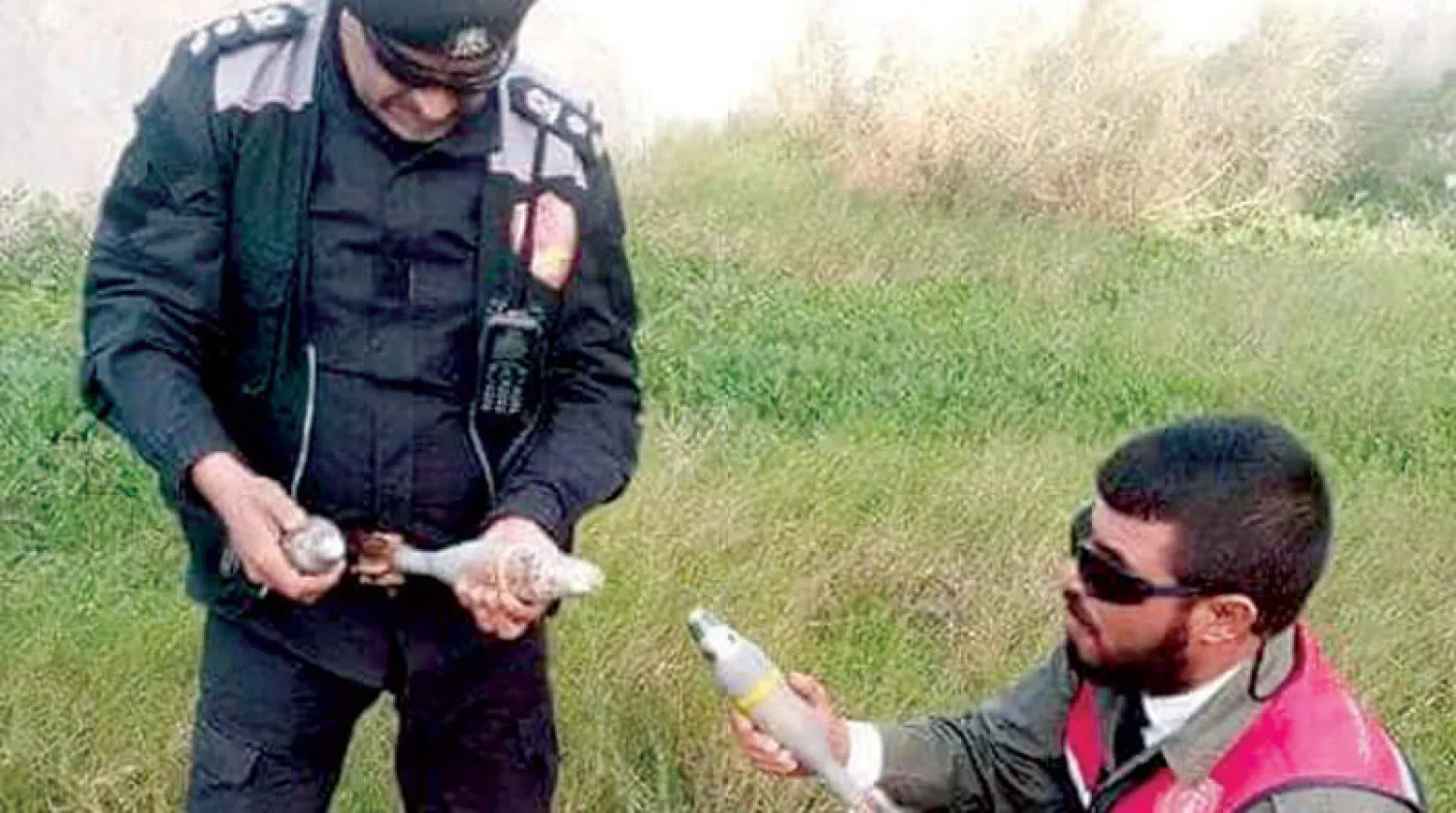 بعض القذائف التي عثر عليها في منزل أحد المواطنين جنوب طرابلس (عملية «بركان الغضب»)