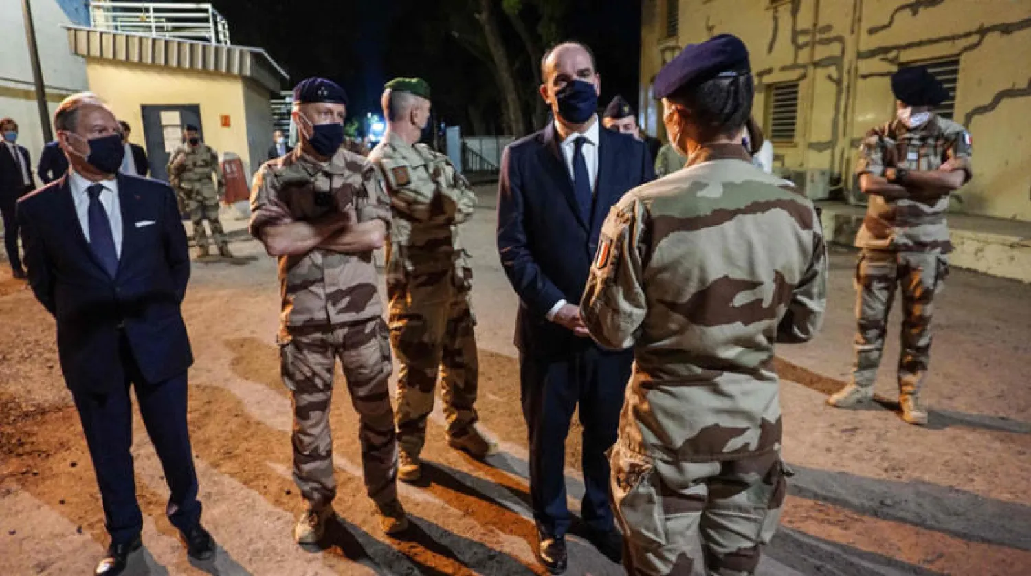 رئيس الوزراء الفرنسي جان كاستيكس خلال لقائه جنود بلاده أول من أمس في العاصمة نجامينا حيث تفقّد عناصر قوّة «برخان» لمكافحة الإرهاب (أ.ف.ب)