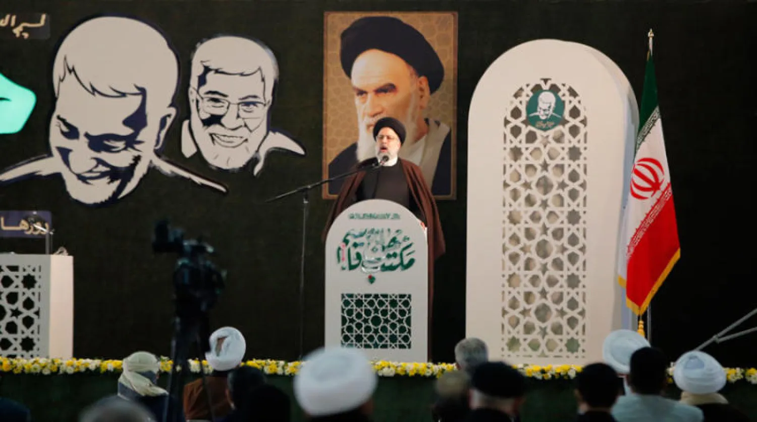 إبراهيم رئيسي، رئيس القضاء الإيراني والمرشح المحتمل لخلافة المرشد الحالي يلقي كلمة في مراسم ذكرى سليماني بجامعة طهران أمس (إ.ب.أ)