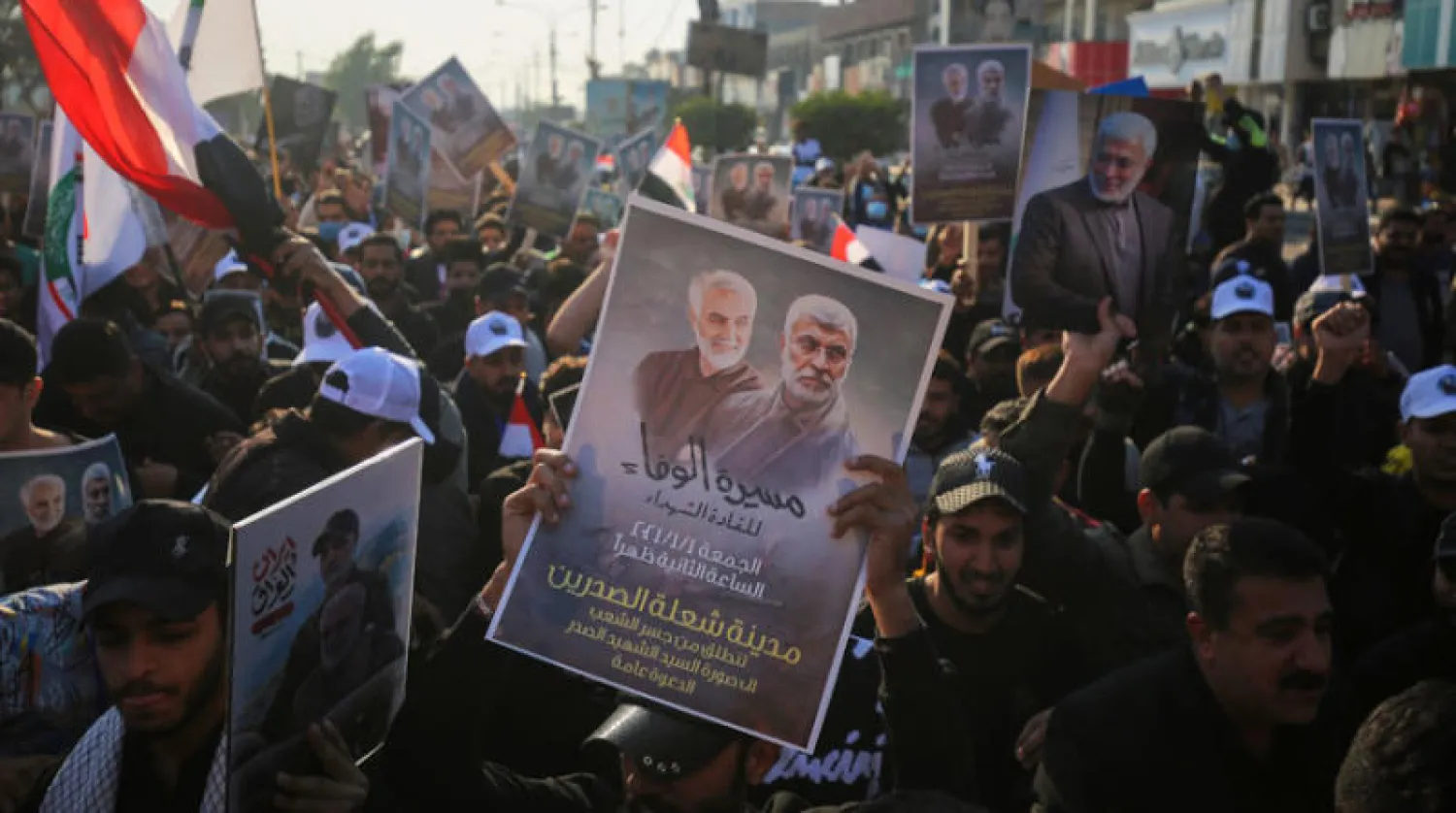 أنصار الفصائل الموالية لإيران يتظاهرون في بغداد أمس حاملين صور قاسم سليماني وأبو مهدي المهندس (أ.ف.ب)