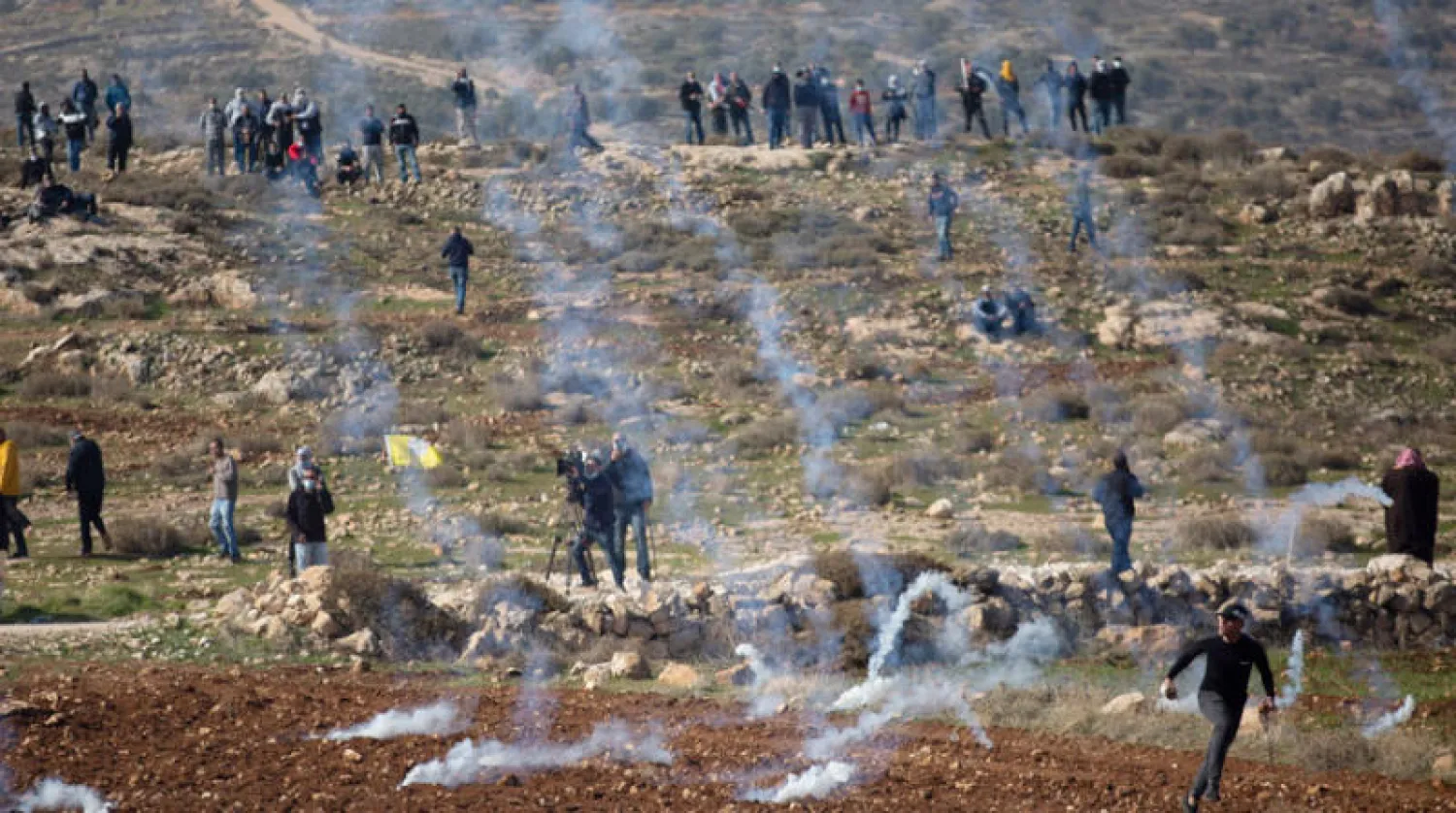 اشتباكات بين متظاهرين فلسطينيين وقوات إسرائيلية في قرية دير جرير بالضفة الغربية أمس (أ.ب)