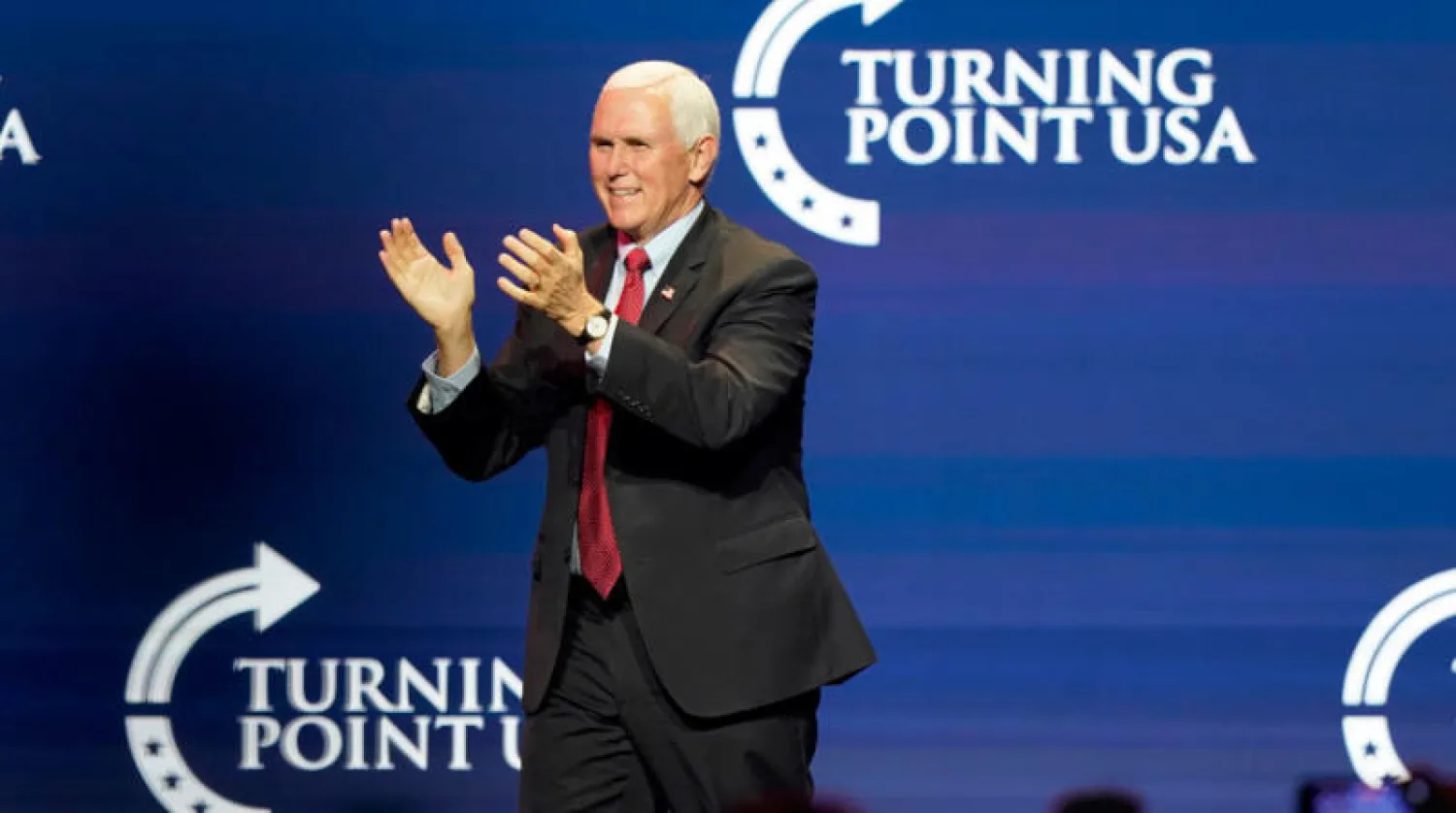 مايك بنس لدى مشاركته في مؤتمر طلّابي بفلوريدا في 22 ديسمبر الماضي (أ.ب)