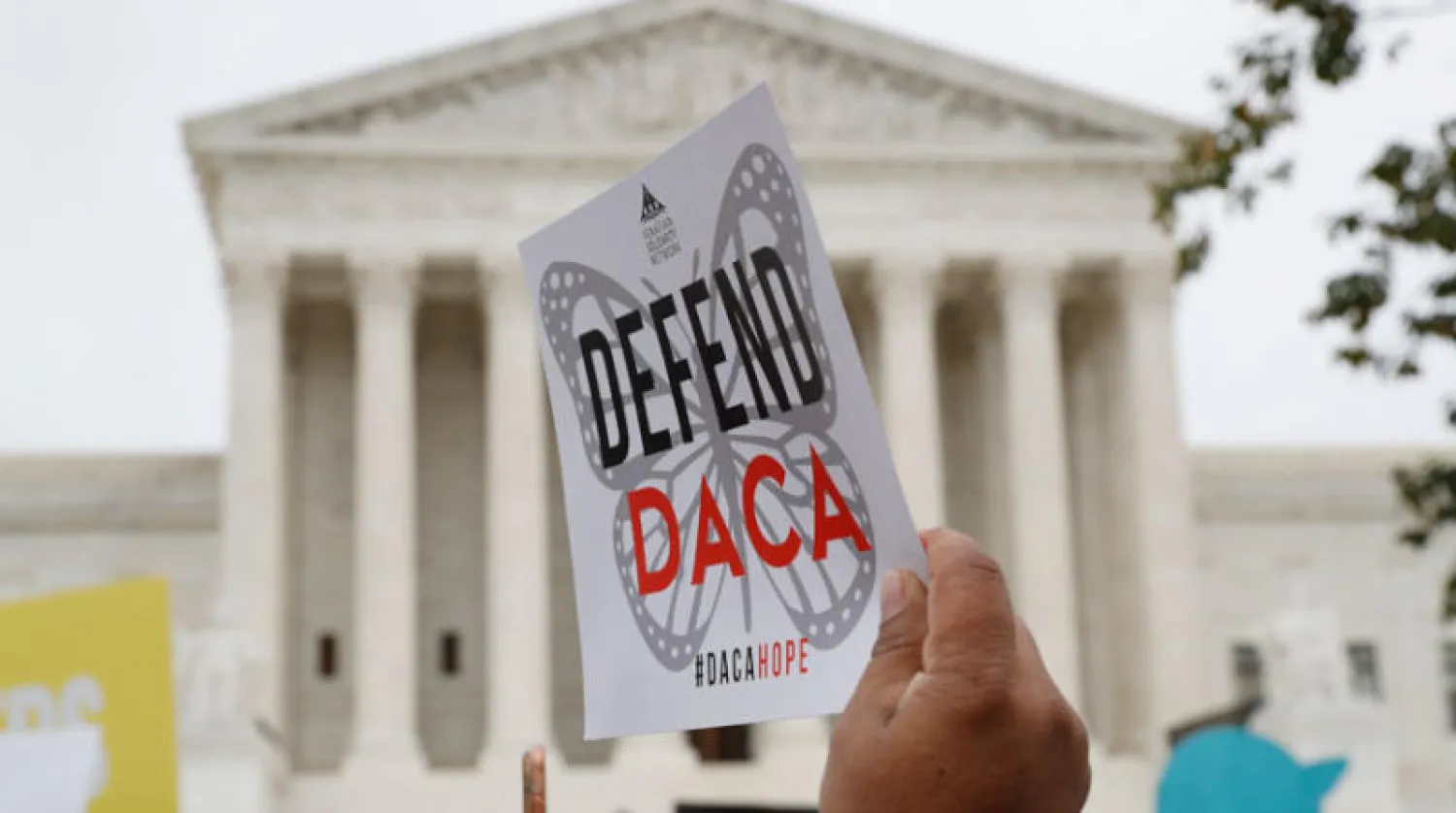 جانب من مظاهرة خارج المحكمة العليا لحماية حقوق «الحالمين» في نوفمبر 2019 (أ.ب)