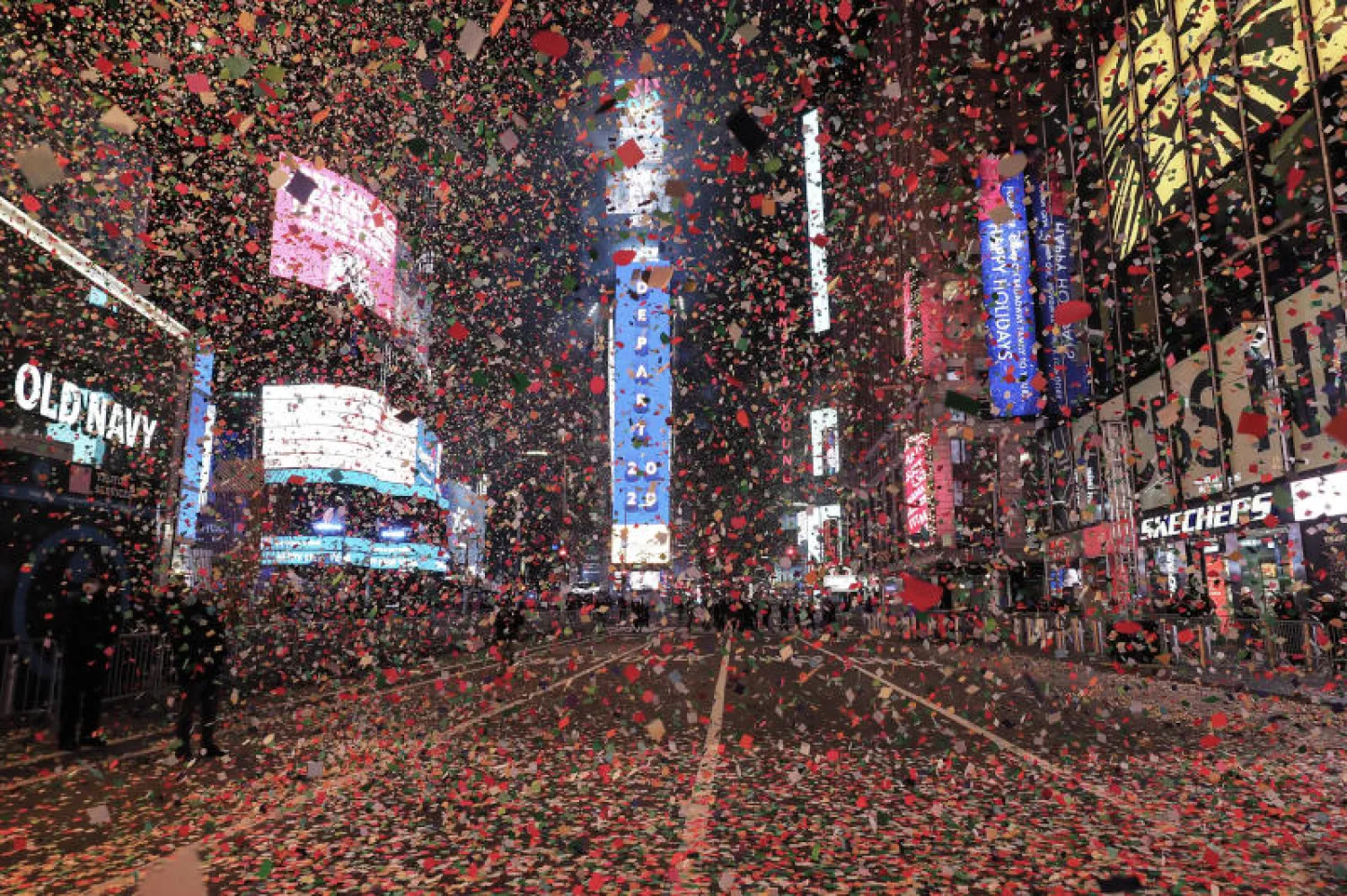 قصاصات الورق الملوّن تتساقط على ساحة تايمز سكوير في نيويورك إنما من دون محتفلين (د.ب.أ)