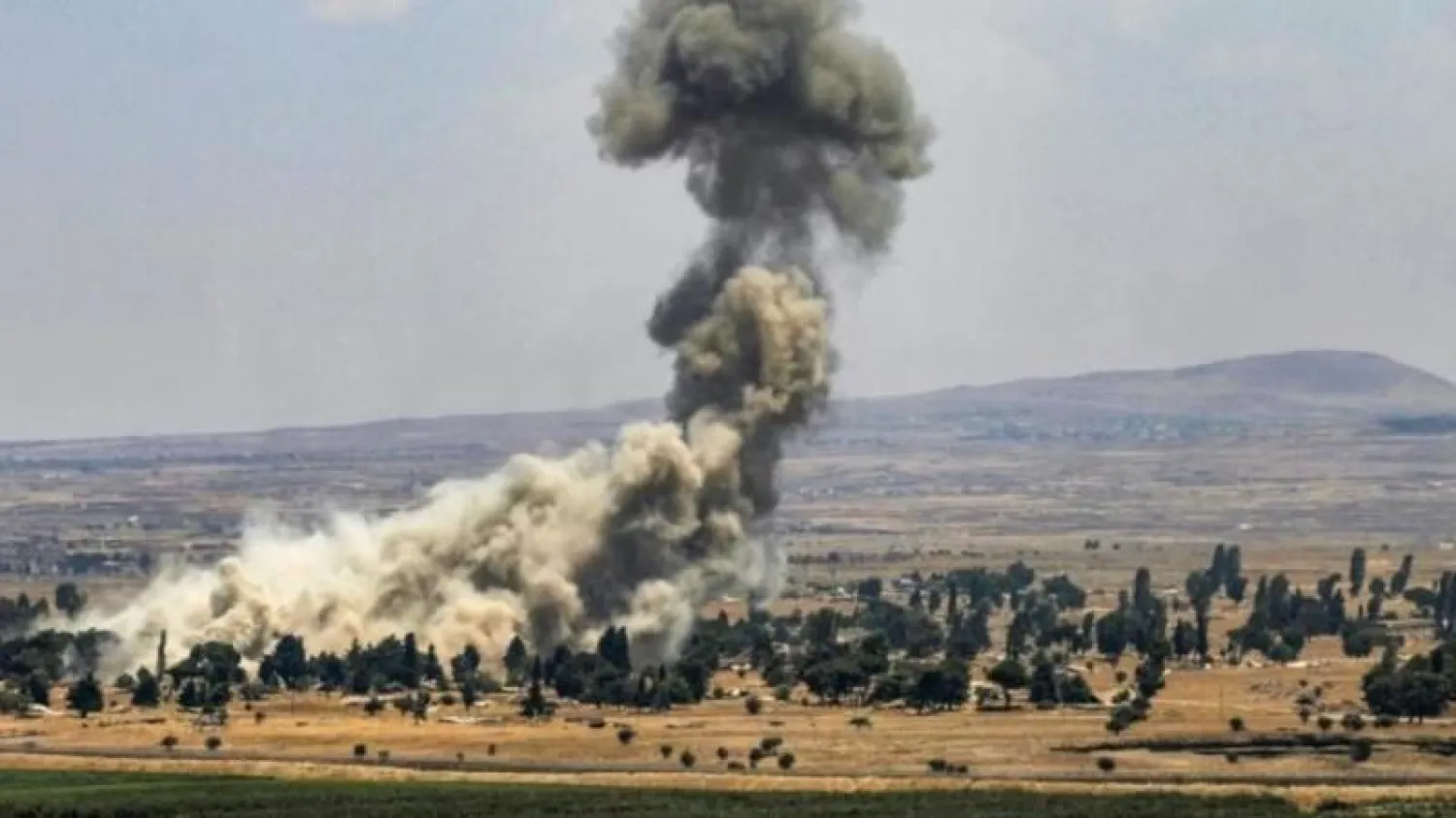 الدخان يتصاعد نتيجة قصف إسرائيلي سابق على القنيطرة جنوب غربي سوريا (أرشيف - أ.ف.ب)