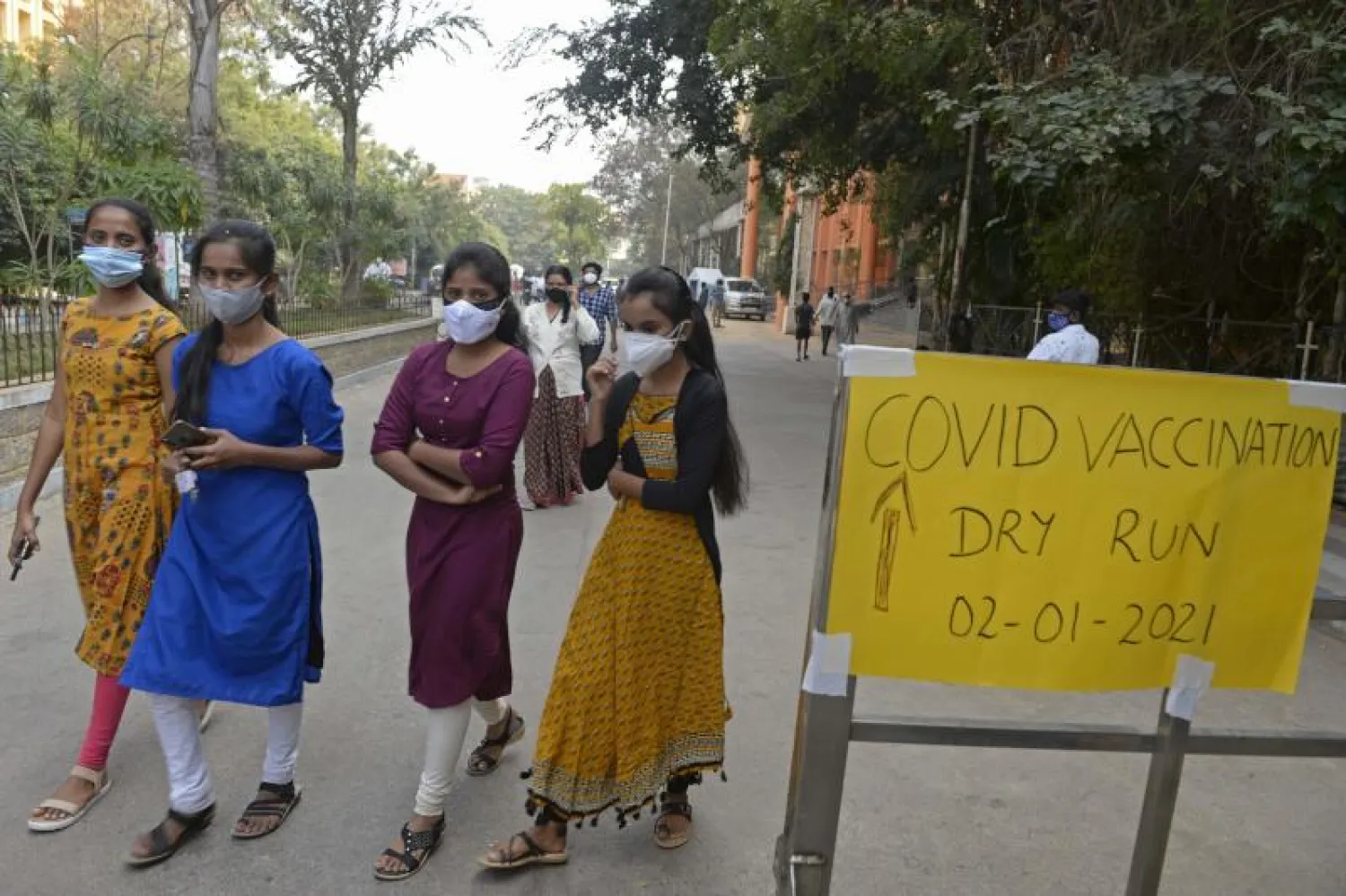 هنديات يضعن كمامات في أحد شوارع حيدر أباد (أ.ف.ب)