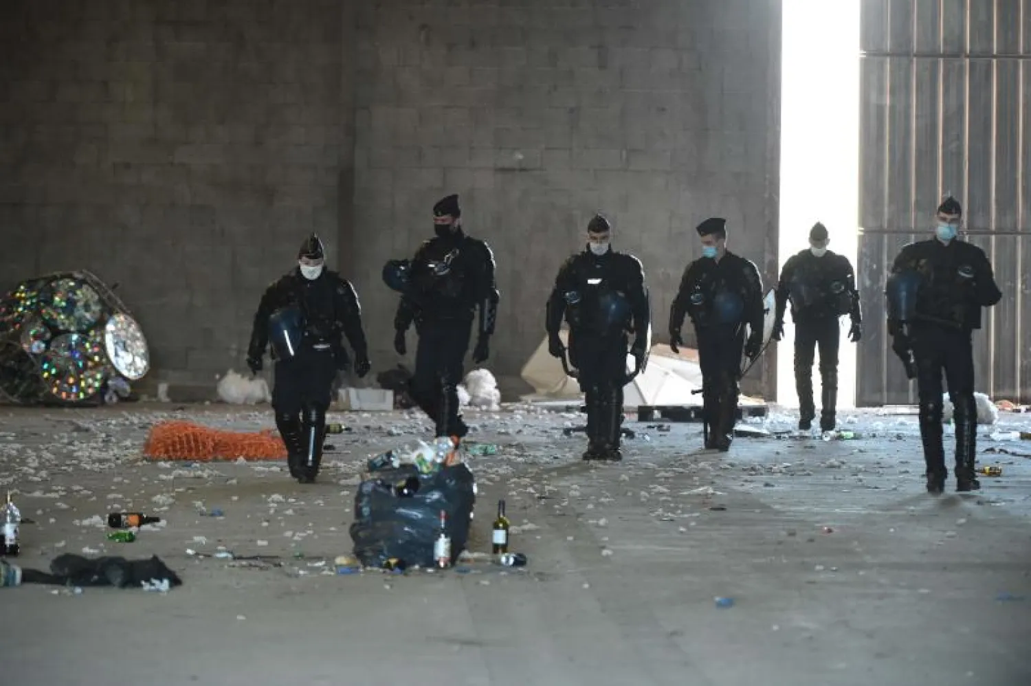 عدد من رجال الشرطة الفرنسية عقب فض حفلا ضخما في مدينة رين (أ.ف.ب)