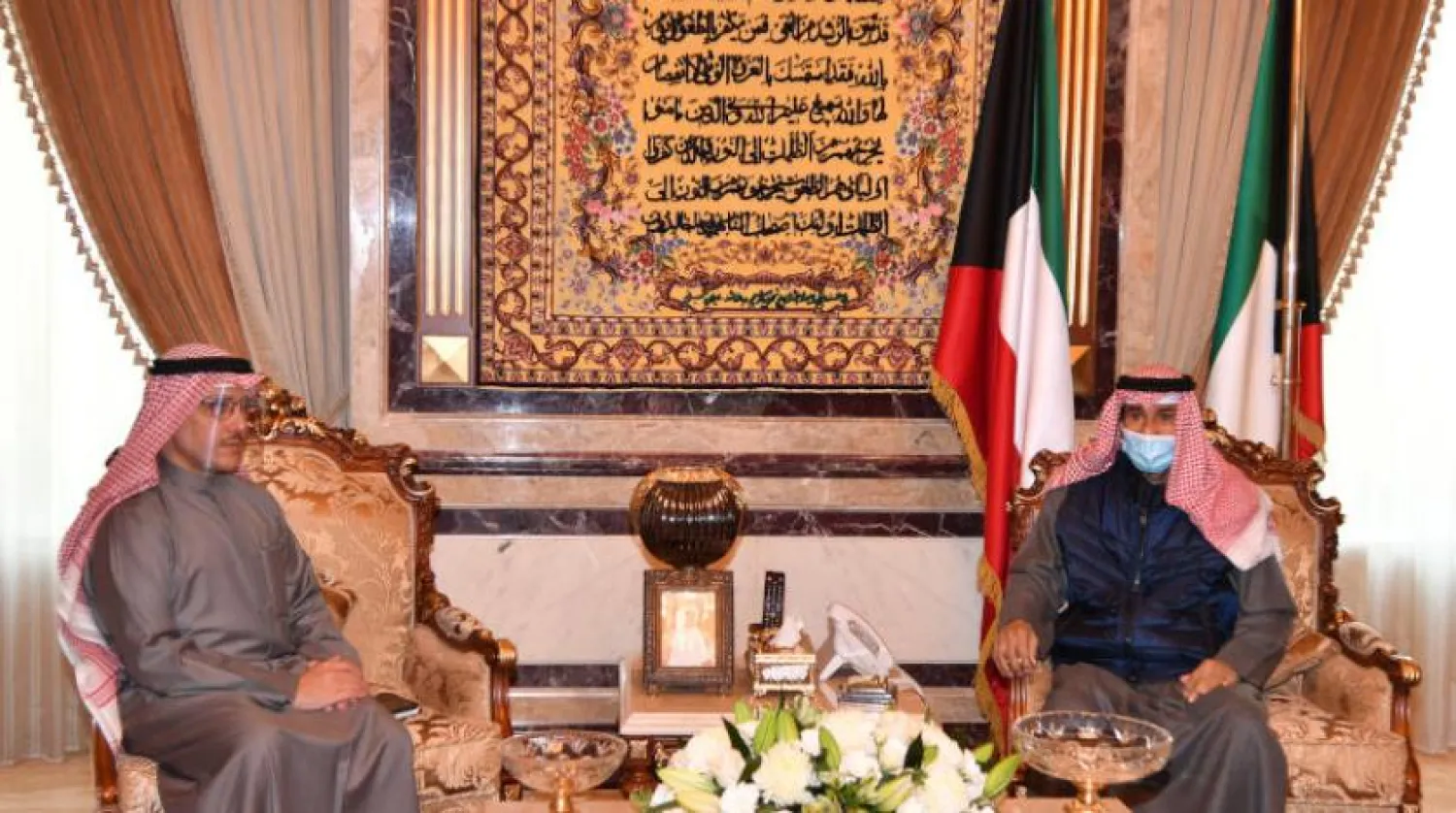 Kuveyt Emiri Şeyh Nevvaf el-Ahmed el-Cabir es-Sabah, Dışişleri Bakanı Ahmed Nasır Al-Muhammed es-Sabah'ı kabul etti. (KUNA)
