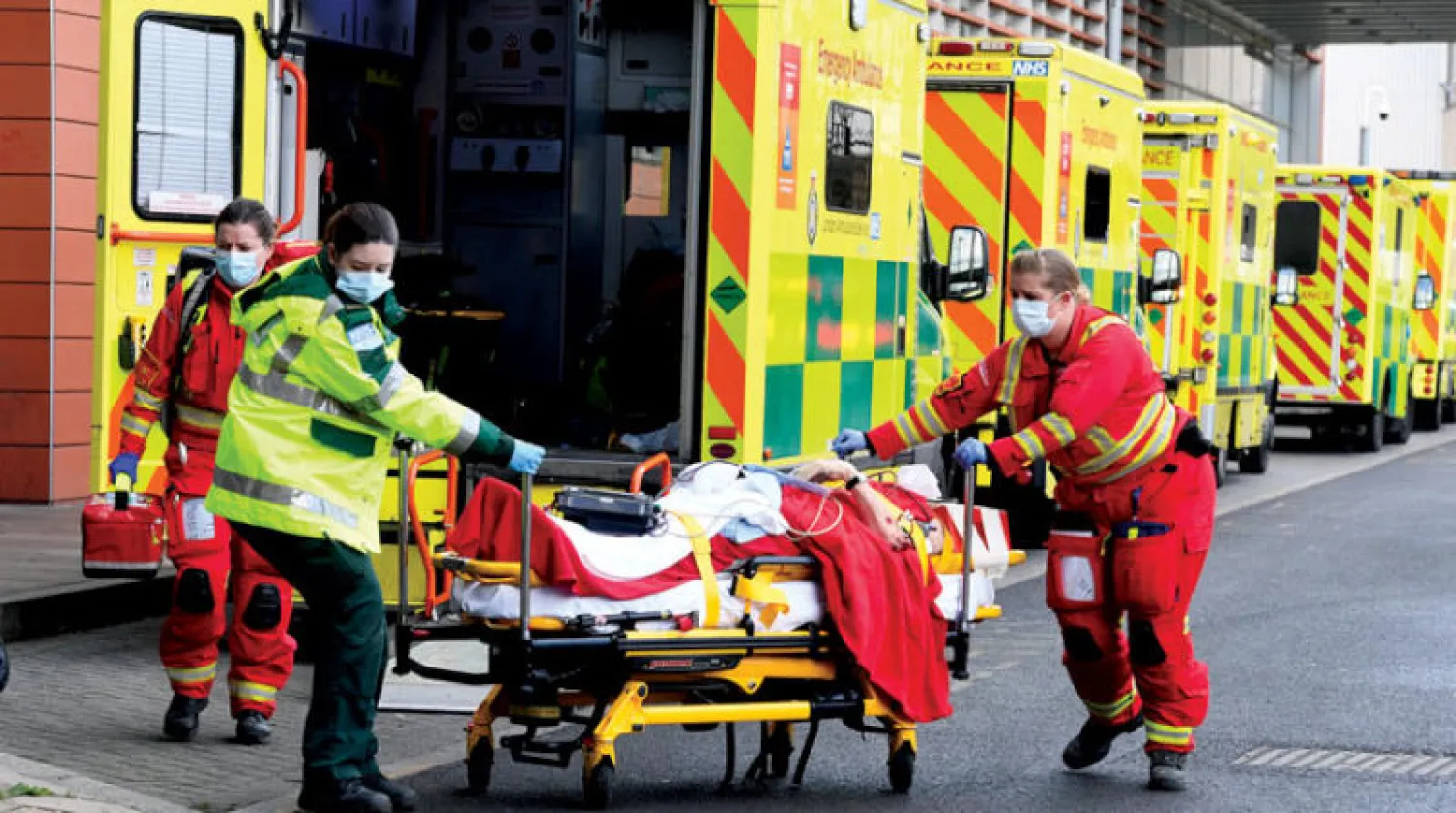 سيارات الإسعاف أمام مستشفى «رويال» في لندن أمس (إ.ب.أ)