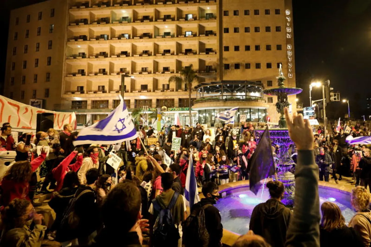 أشخاص محتجون يتجمعون بالقرب من مقر إقامة نتنياهو الرسمي في القدس (رويترز)