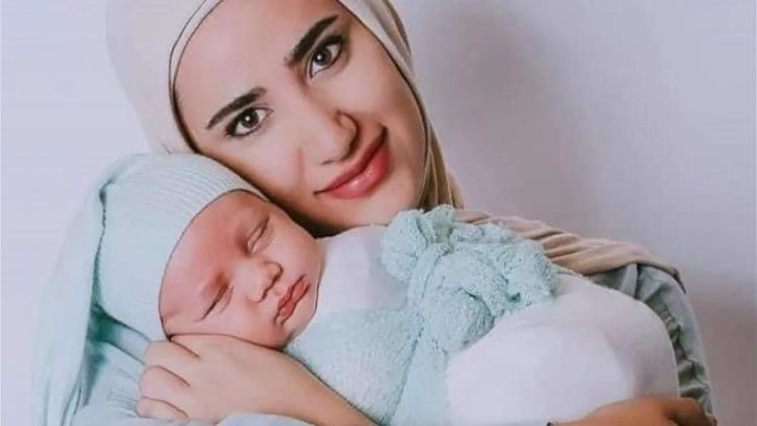 اللبنانية ليليان شعيتو وطفلتها (وسائل إعلام محلية)