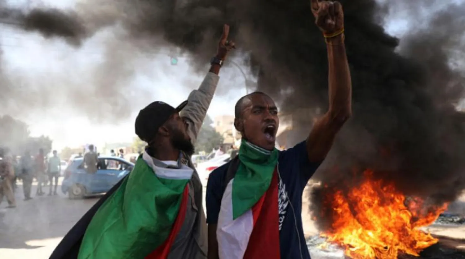 Beşir rejimininin devrimini  anmak için Aralık 2020'de Hartum'da düzenlenen halk gösterilerinden bir görüntü (EPA)