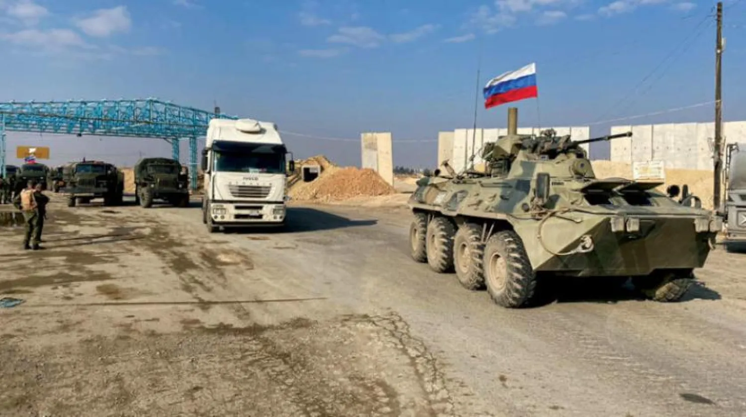 M4 karayolundaki bir Rus devriyesi.