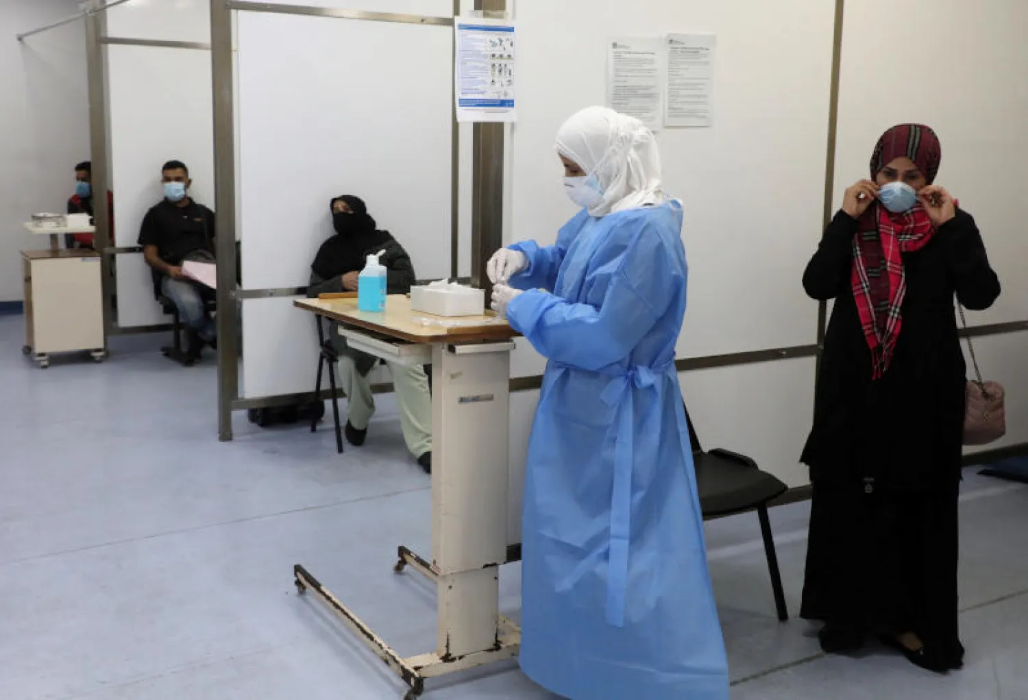 داخل مستشفى رفيق الحريري الجامعي في بيروت (رويترز)