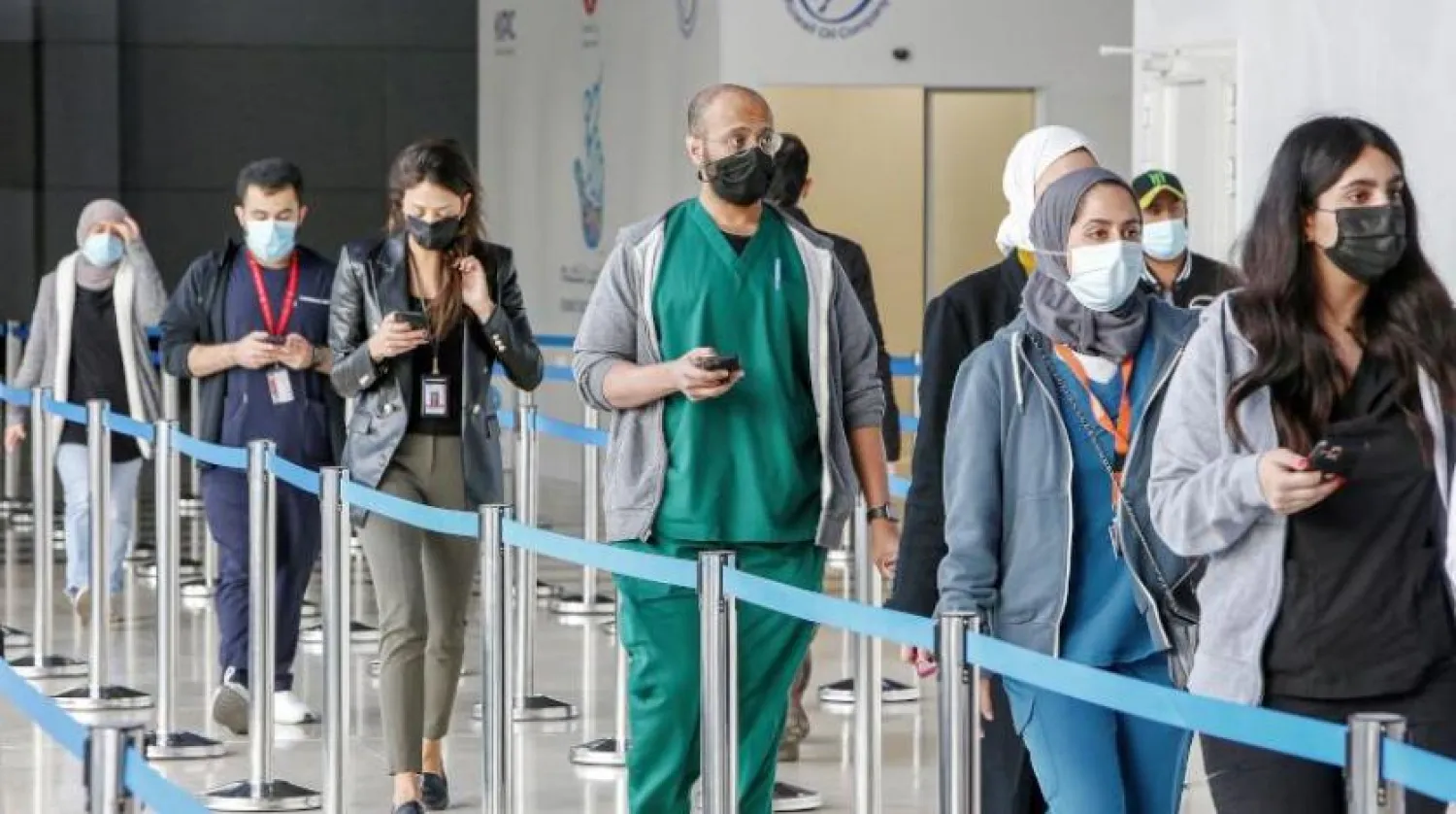 Başkent Kuveyt’te maske takmış kişiler (AFP)