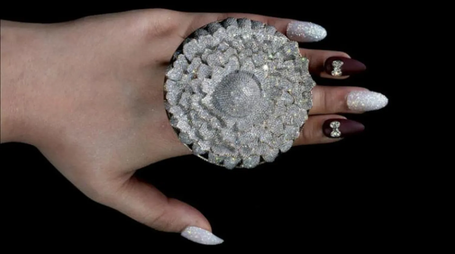 Özenli bir çiçek şeklinde tasarlanan “Marigold” yüzüğü.