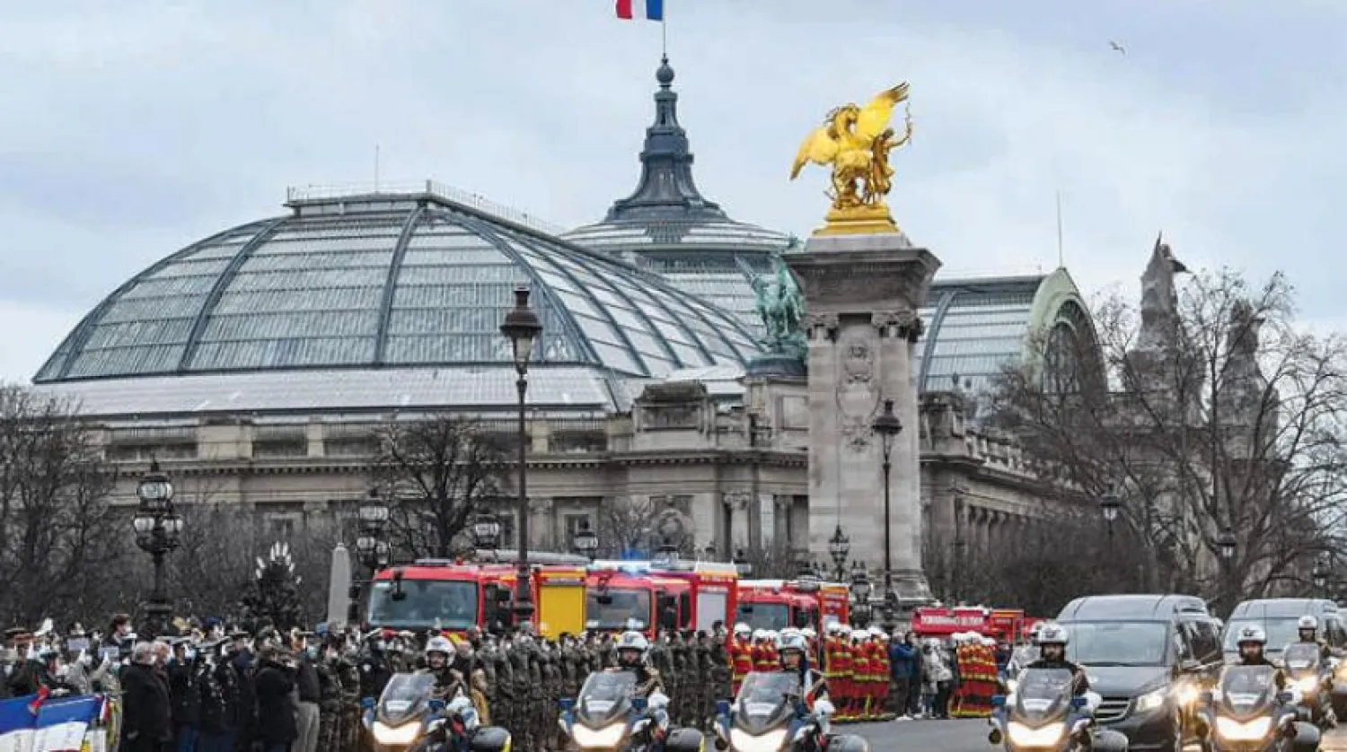 2020'nin son haftasında Mali'de öldürülen üç Fransız askerin cenaze alayı dün Paris'teki III. Alexandre Köprüsü'nden geçerken çekilen bir kare (AFP)