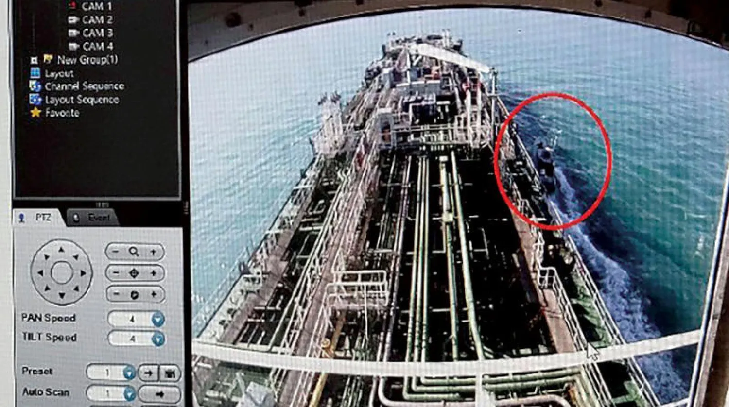 صورة أرسلتها إحدى كاميرات المراقبة المثبتة على ناقطة النفط إلى الشركة الأم في كوريا الجنوبية وتظهر اقتراب زورق من «الحرس الثوري» قبل احتجازها أول من أمس (أ.ف.ب)