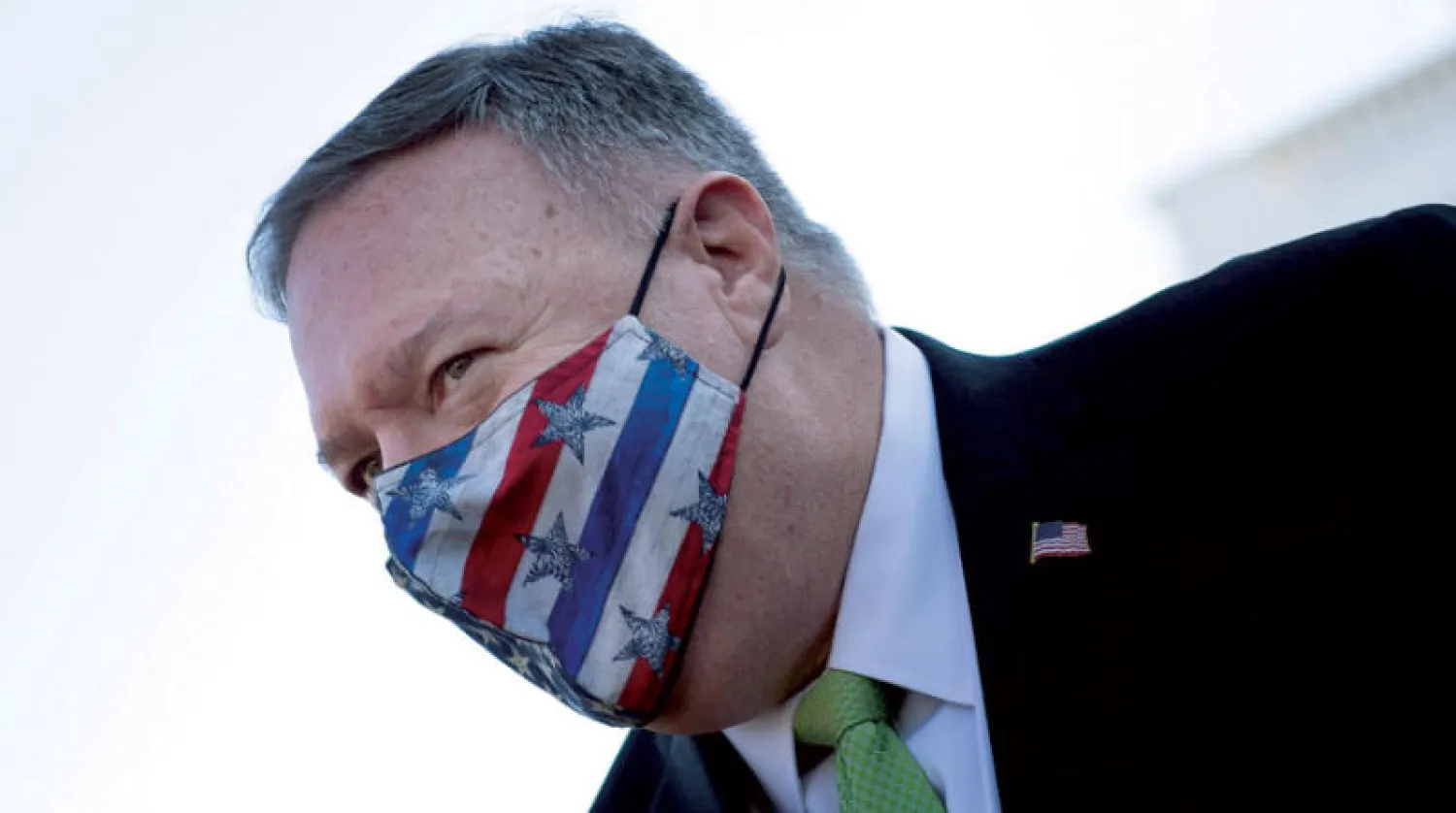 وزير الخارجية مايك بومبيو يرتدي كمامة عليها العلم الأميركي للوقاية من فيروس كورونا في واشنطن الشهر الماضي (أ.ف.ب)