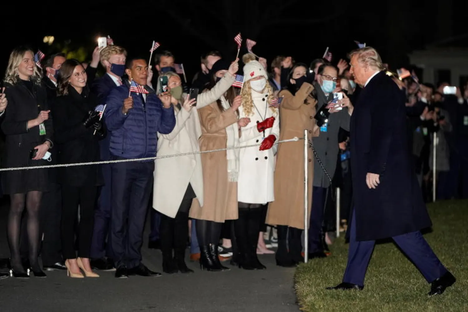 الرئيس الأميركي دونالد ترمب يحيي مجموعة من أنصاره في واشنطن (رويترز)