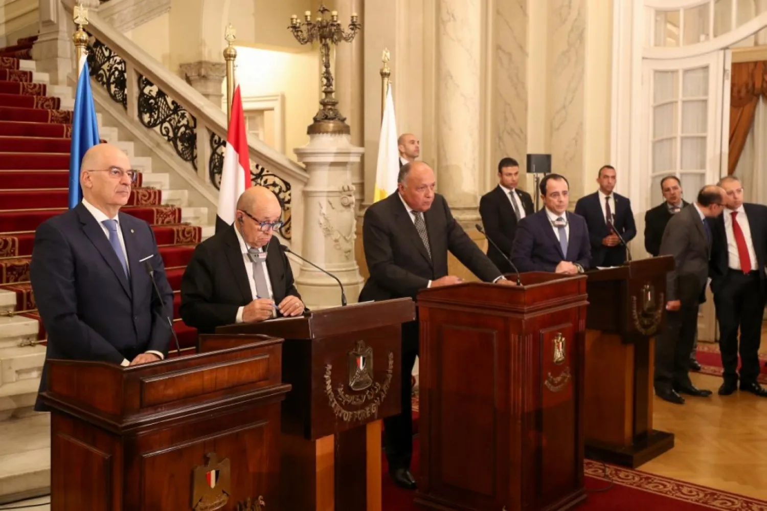 Mısır Dışişleri Bakanı Samih Şukri, Yunan ve Fransız mevkidaşları ile Libya krizindeki gelişmelerin ele alındığı bir görüşmenin ardından ortak bir basın toplantı düzenledi (AFP)