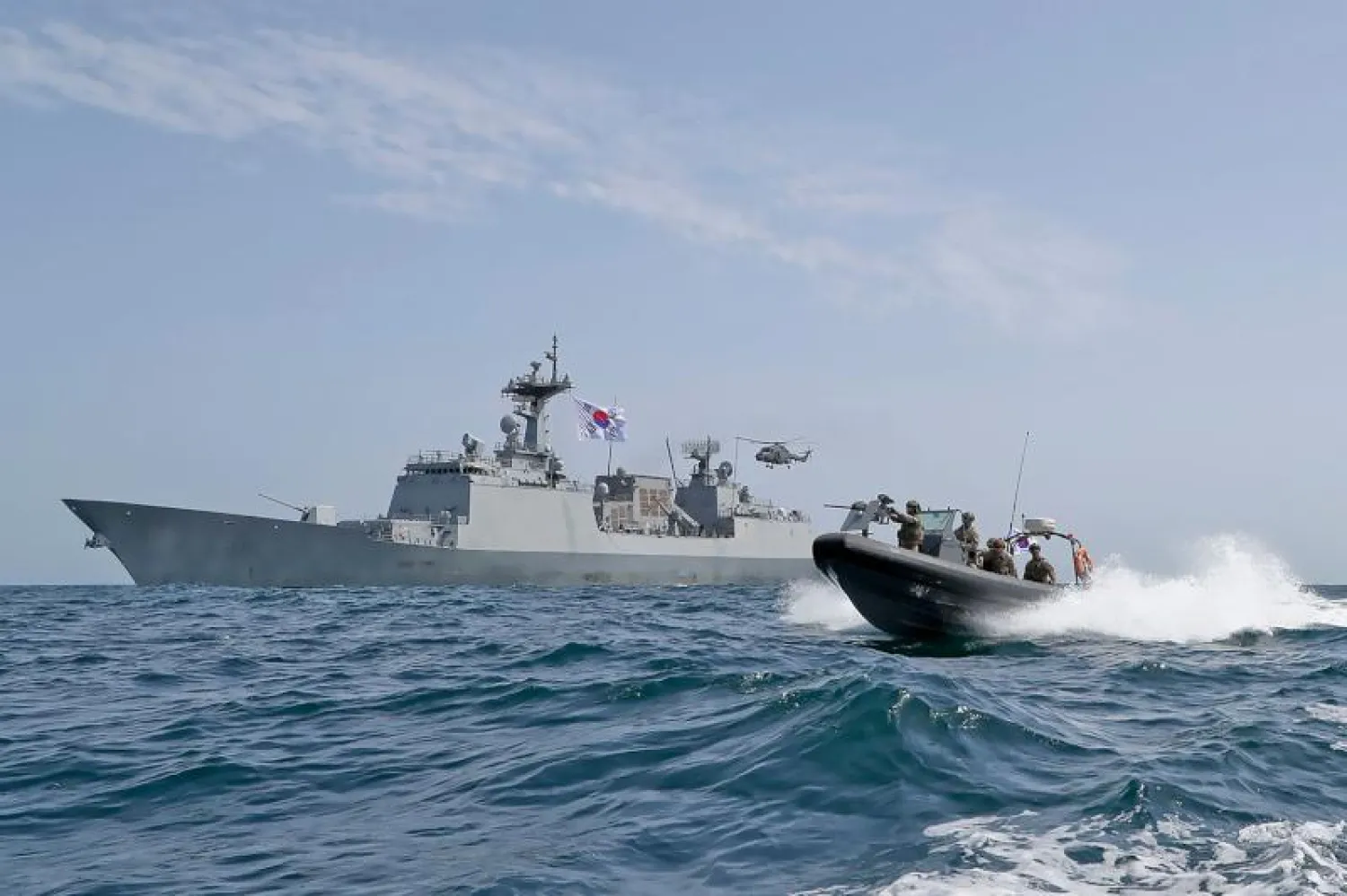 المدمرة الكورية الجنوبية التي تحمل فرقة مكافحة القرصنة «شيونغهاي» (أ.ف.ب)