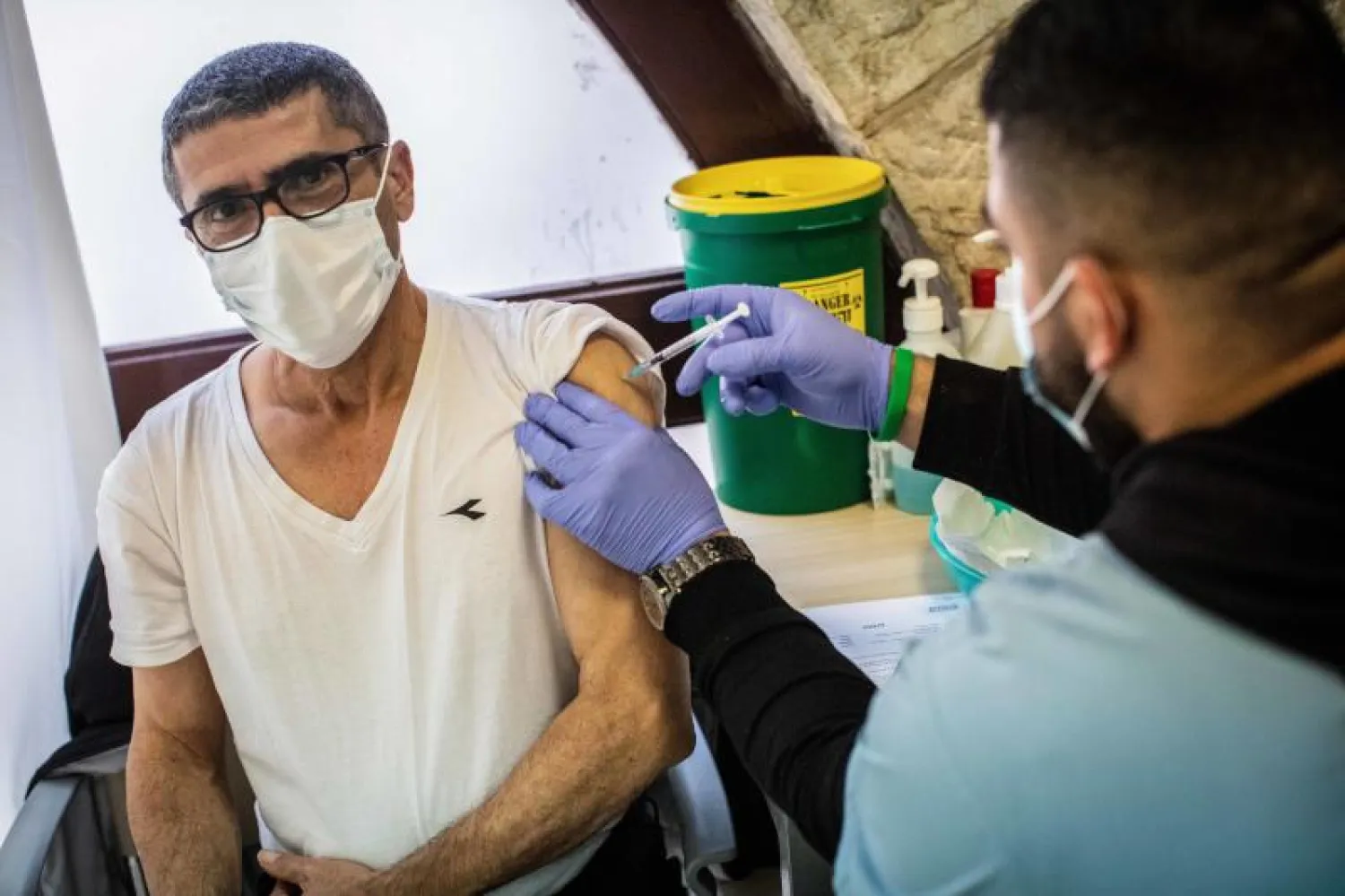 رجل يتلقى لقاح «كورونا» في إسرائيل (د.ب.أ)