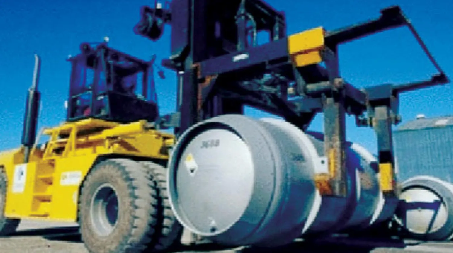 رافعة تحمل أسطوانة تحتوي على غاز اليورانيوم بغرض الضخ في أجهزة الطرد المركزي بمنشأة «فردو» خلال نوفمبر 2019 (أ.ب)