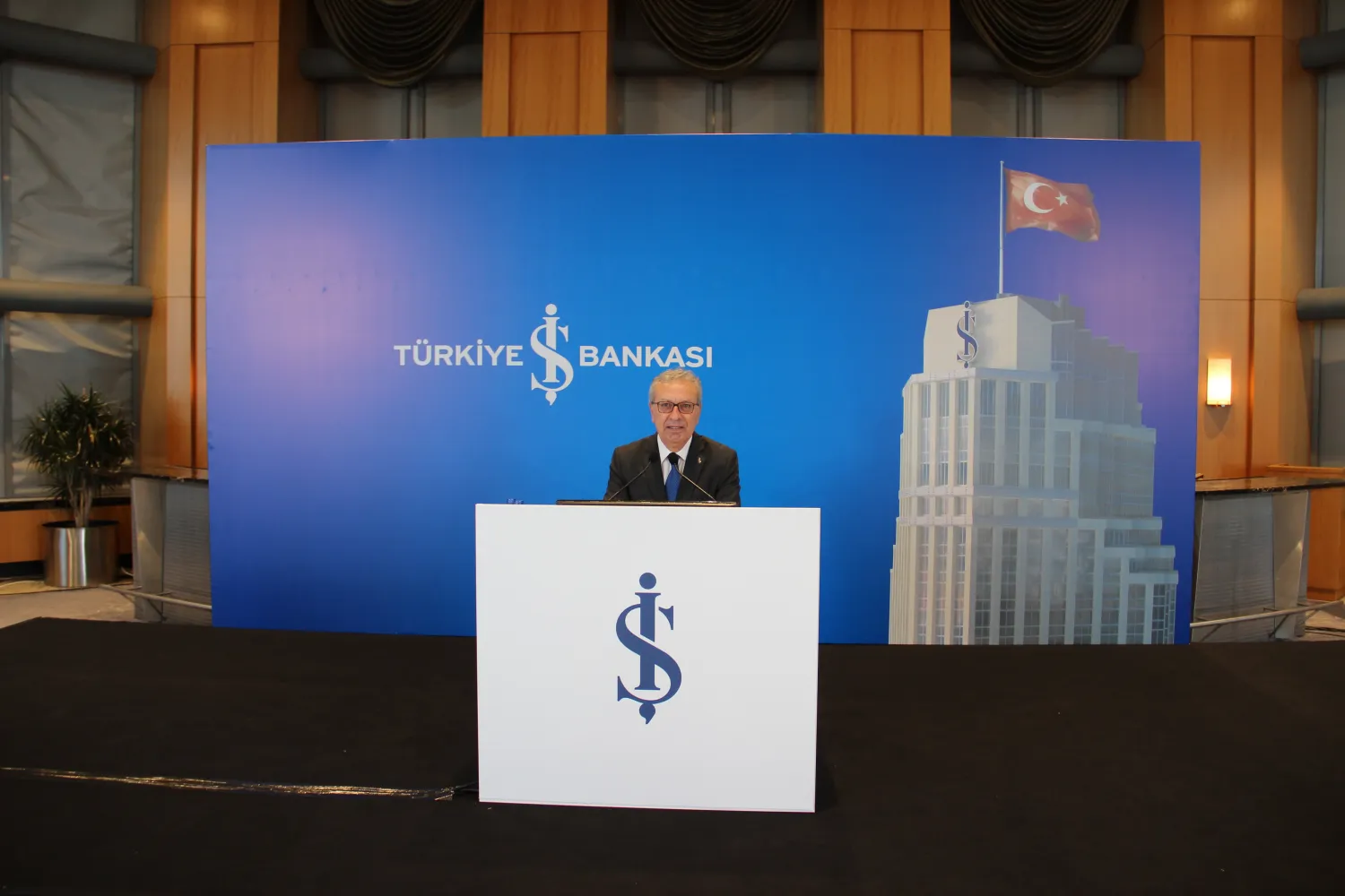 İş Bankası Genel Müdürü Adnan Bali görevi bırakma kararı aldı