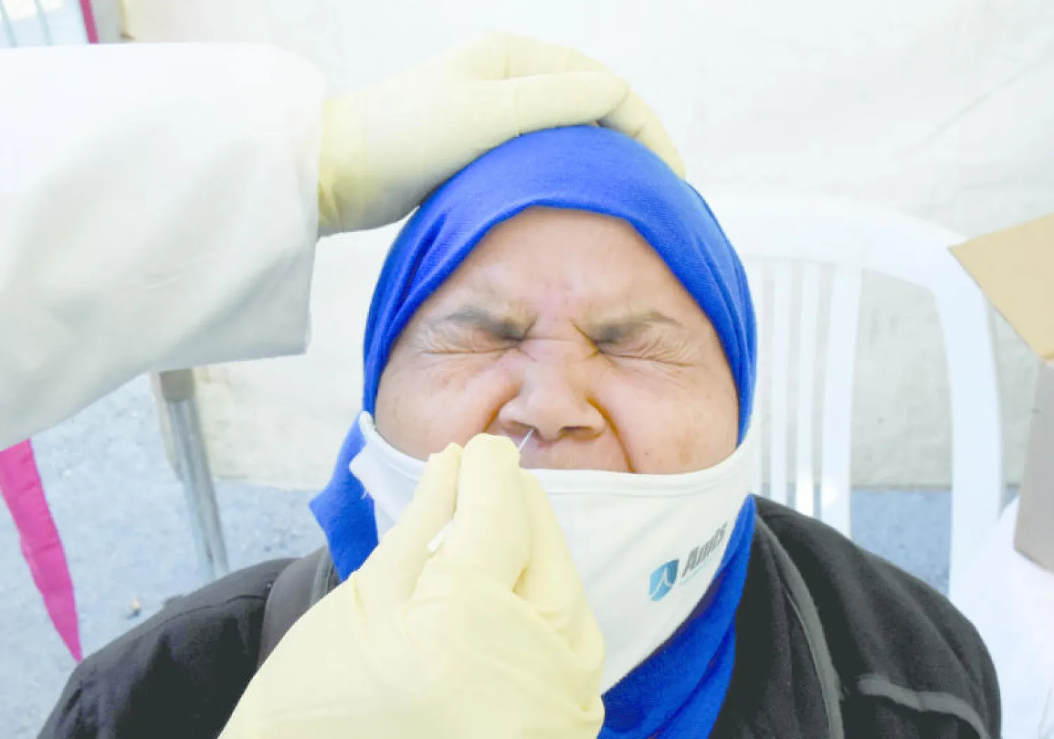 تونسي يخضع لفحص «كورونا» (أ.ب)