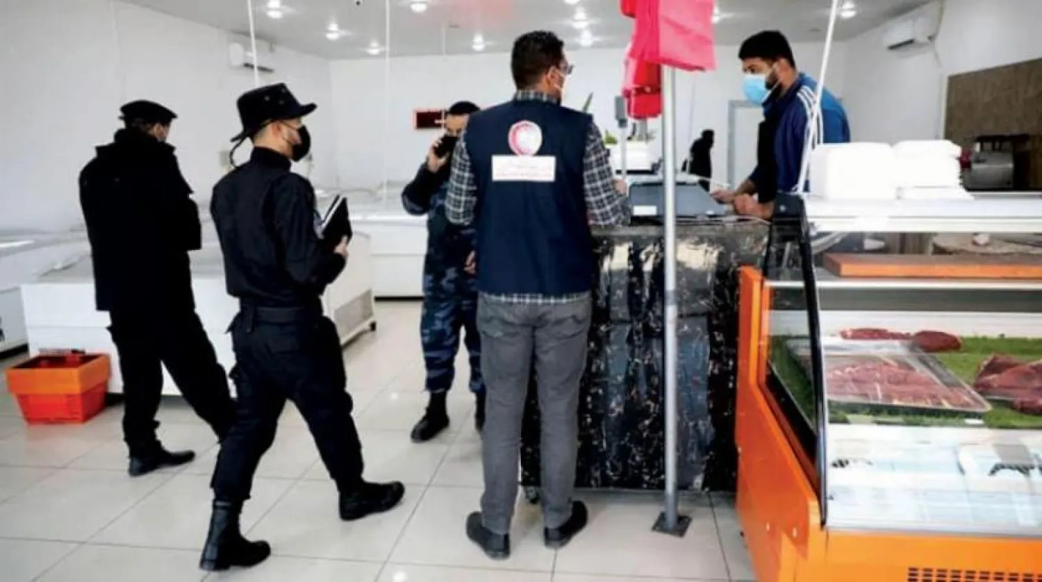 Trablus pazarlarında ihtiyati tedbirlerin uygulanmasını denetlemeye yönelik başlatılan kampanyadan bir kare (Libya Ulusal Hastalık Kontrol Merkezi)