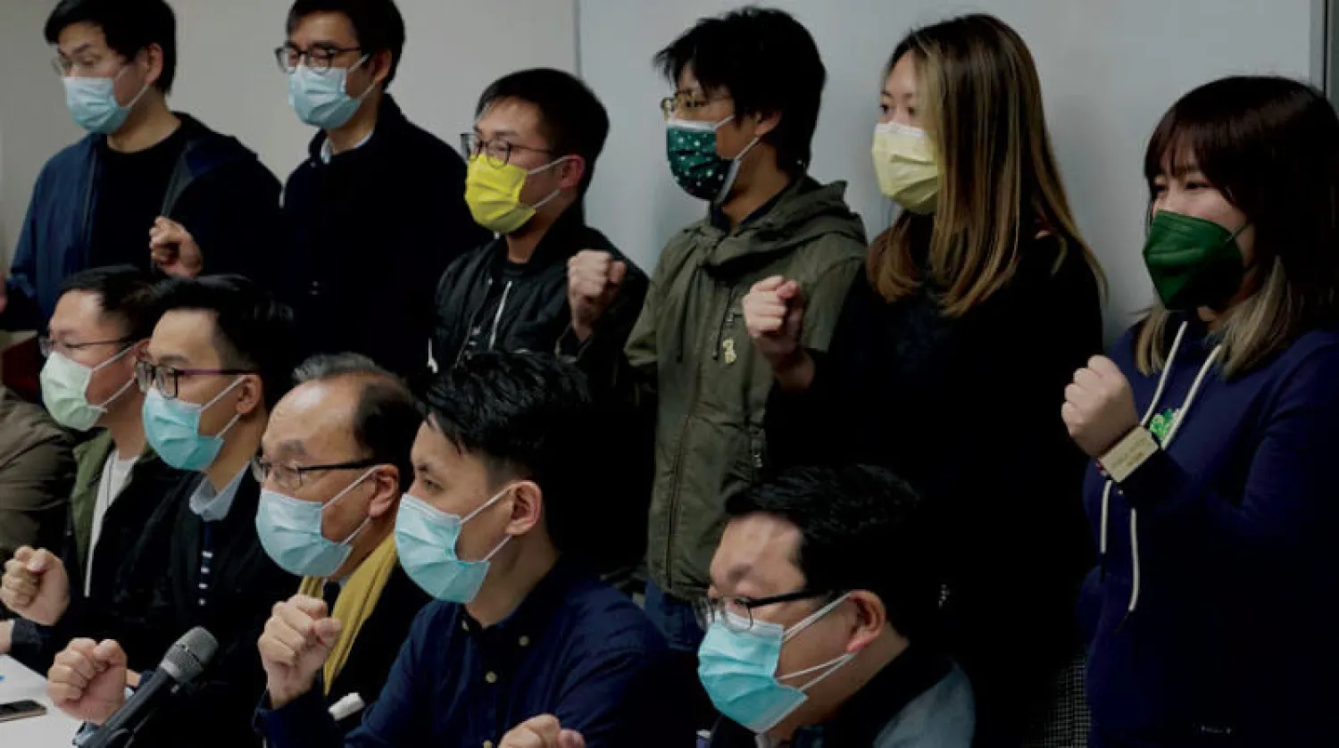 نشطاء الديمقراطية خلال مؤتمر صحافي أمس على خلفية الاعتقالات (أ.ب)