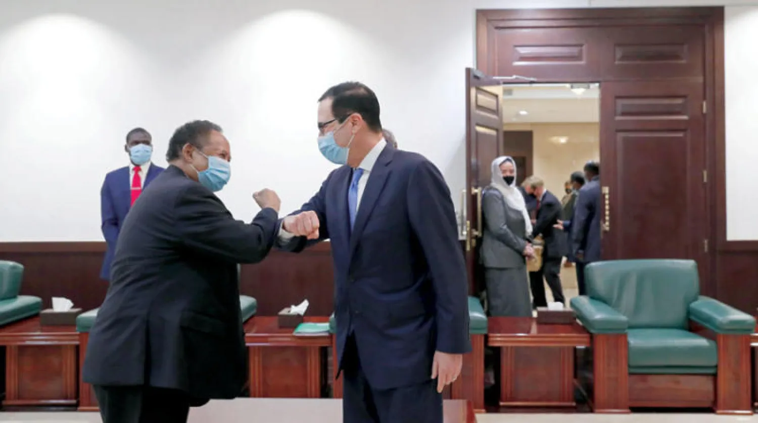 رئيس الوزراء السوداني خلال استقباله وزير الخزانة الأميركي أمس في الخرطوم (أ.ب)