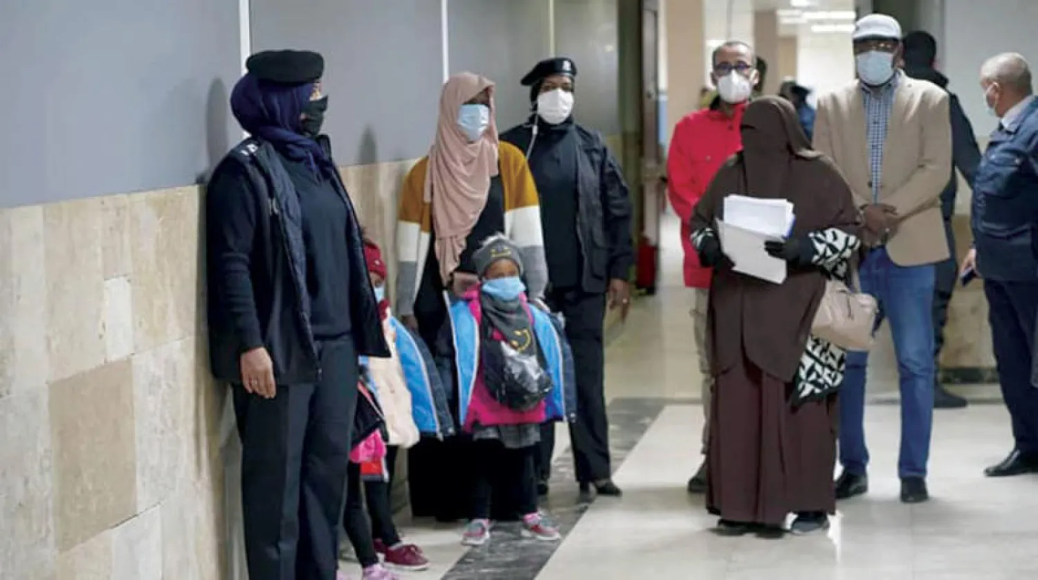 صومالية وأطفالها من أحد عناصر «داعش» المقتولين في سرت قبل ترحيلهم (وزارة العدل في «الوفاق»)