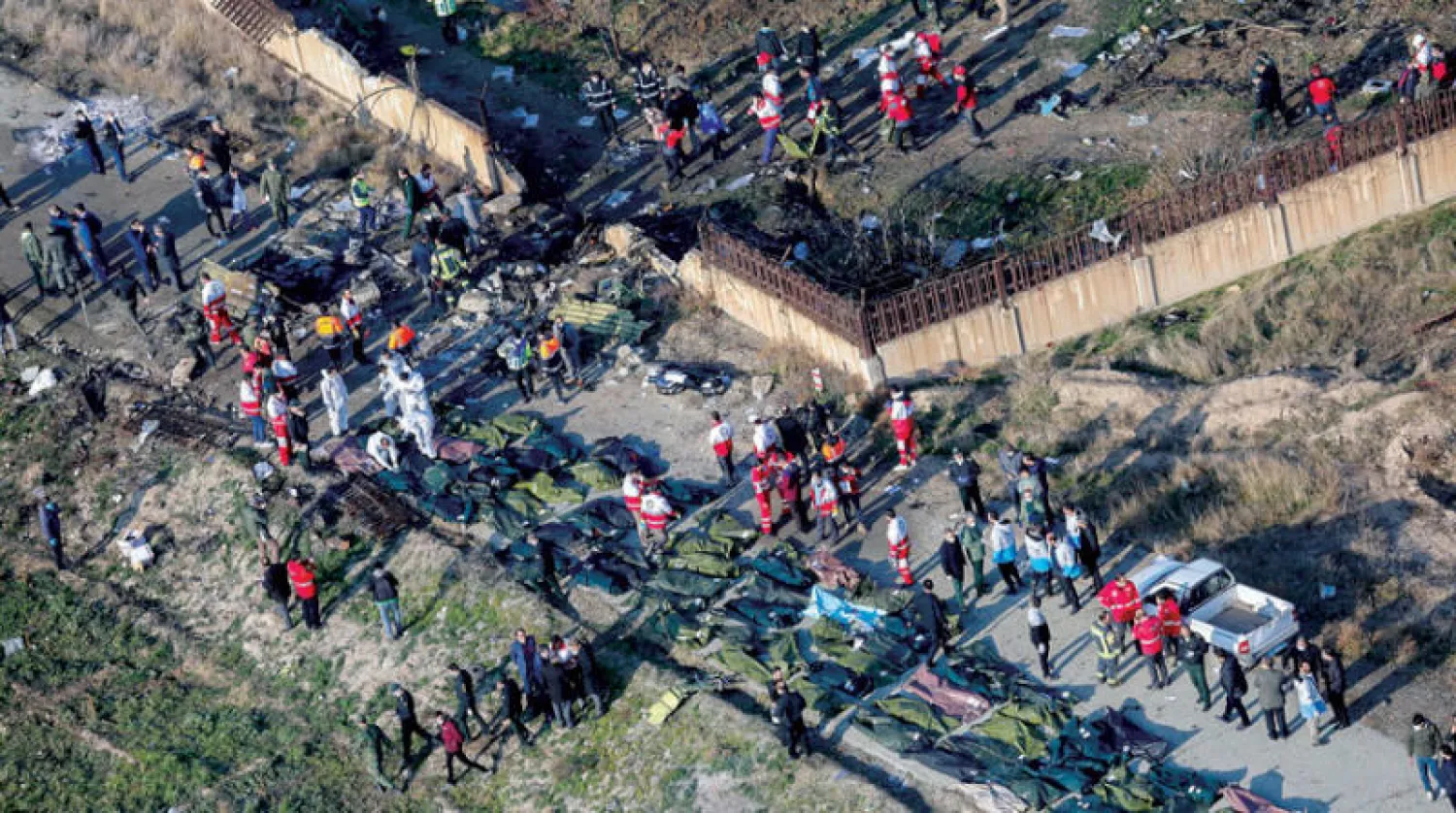 فرق الإسعاف تجمع أشلاء ضحايا الطائرة الأوكرانية بعد ساعات من إصابتها بصاروخين في جنوب طهران 8 يناير 2020 (إ.ب.أ)