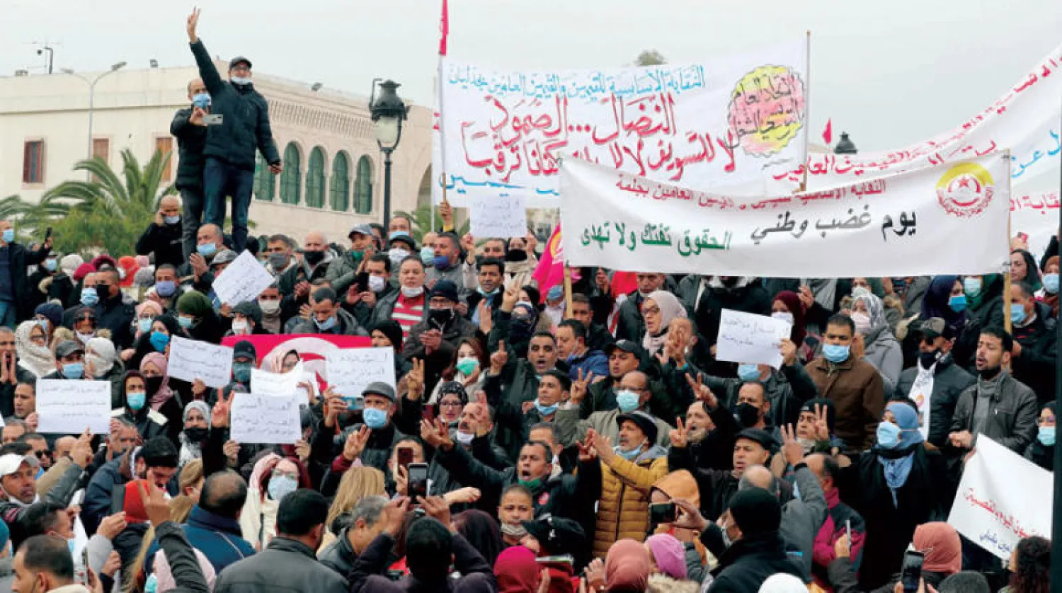 جانب من الإضرابات التي عرفتها شوارع العاصمة أمس (إ.ب.أ)