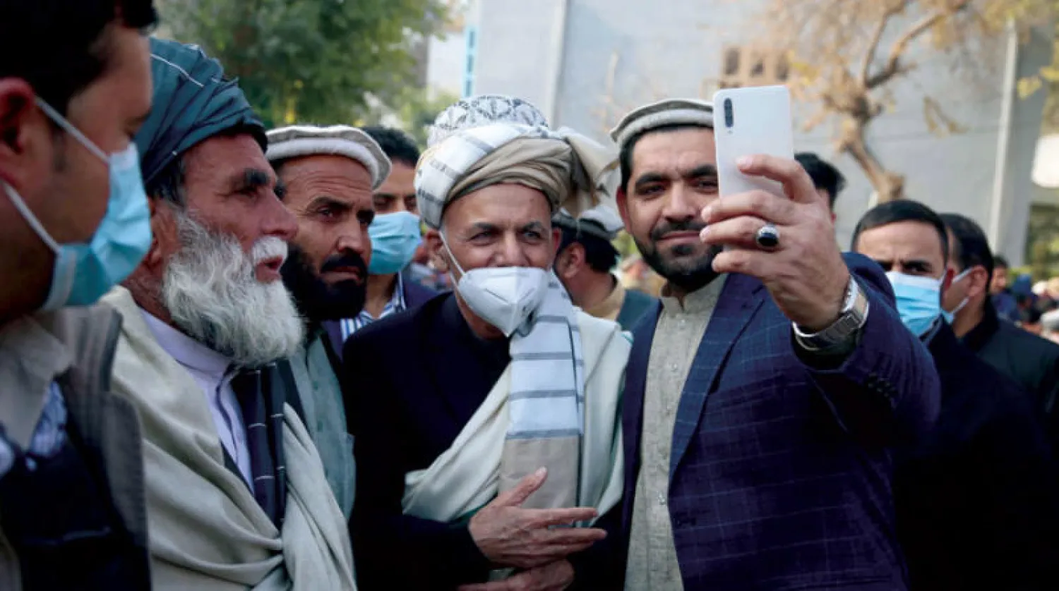 الرئيس الأفغاني أشرف غني خلال زيارته لمدينة جلال آباد آمس (إ.ب.أ)