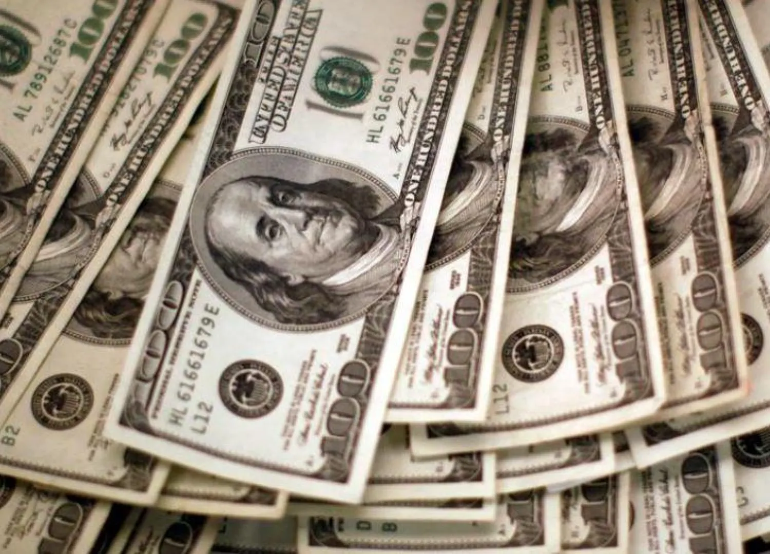 أوراق نقدية من الدولار الأميركي (أرشيفية - رويترز)