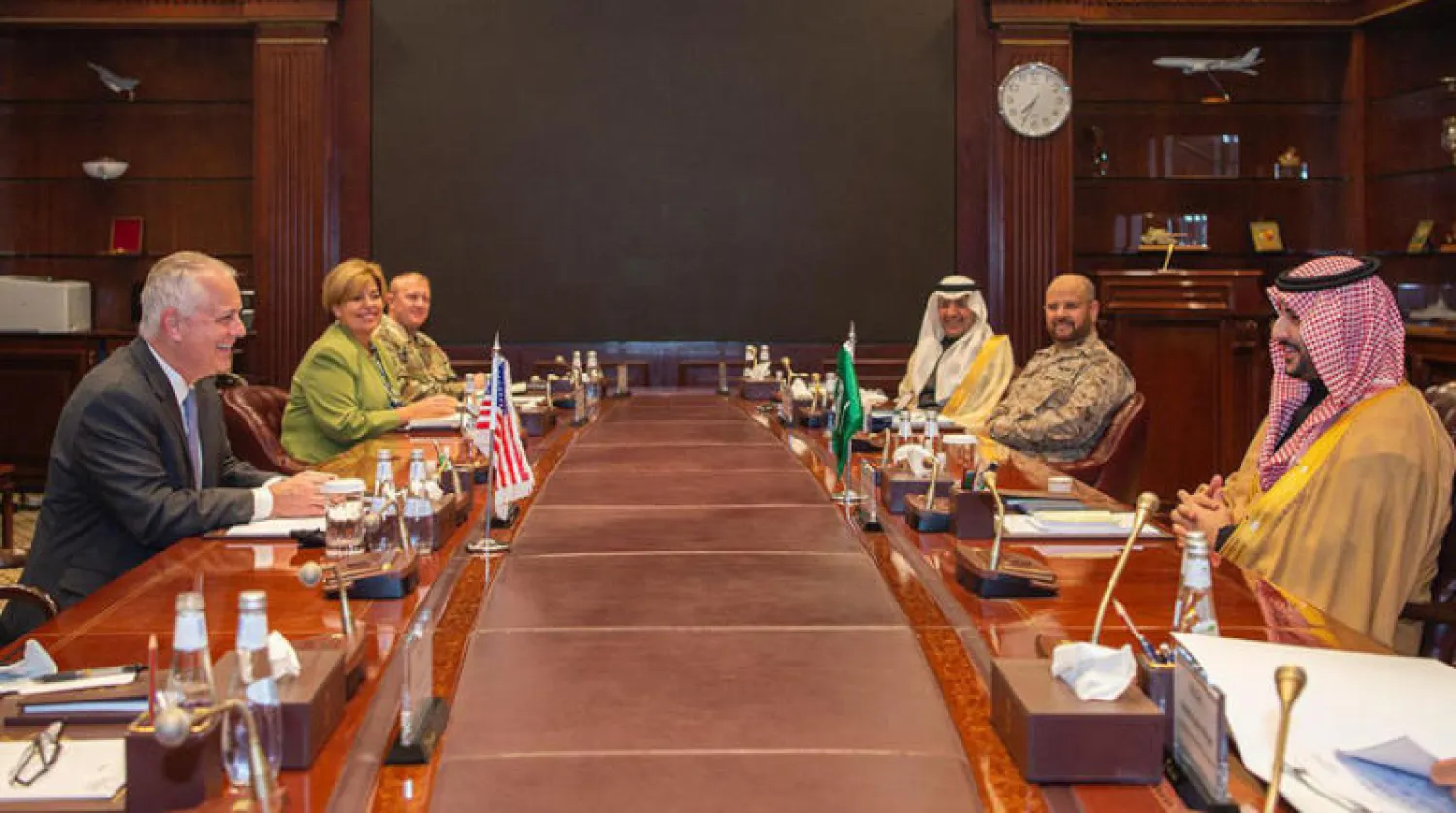 الأمير خالد بن سلمان لدى لقائه وكيل وزارة الدفاع الأميركية للسياسات المكلّف أنتوني تاتا في الرياض أمس (واس)