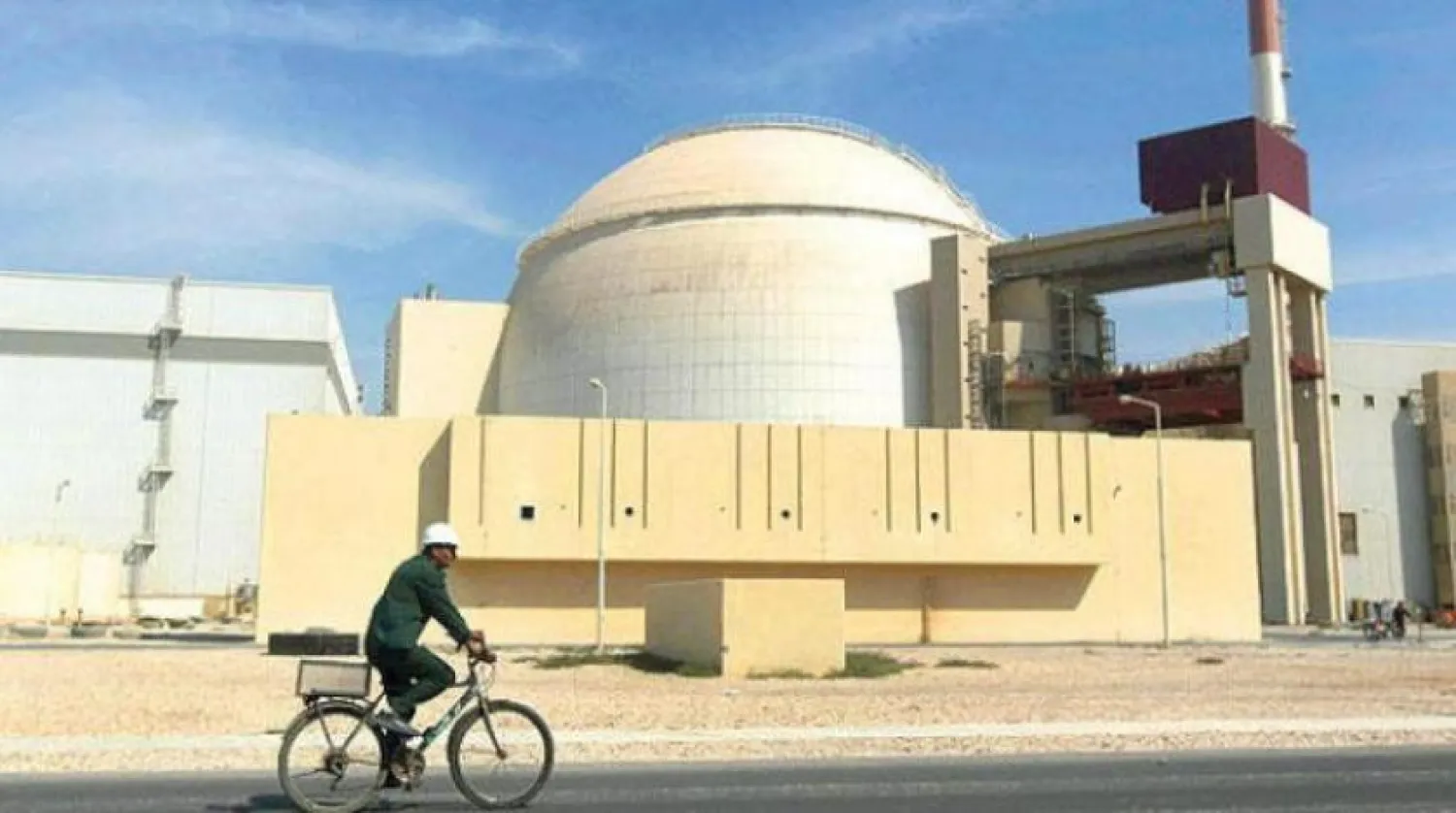 Ülkenin güneyinde kalan Buşehr’in dışındaki Buşehr Nükleer Reaktörü’nün önünden motosikleti ile geçen İranlı bir işçi (AP)