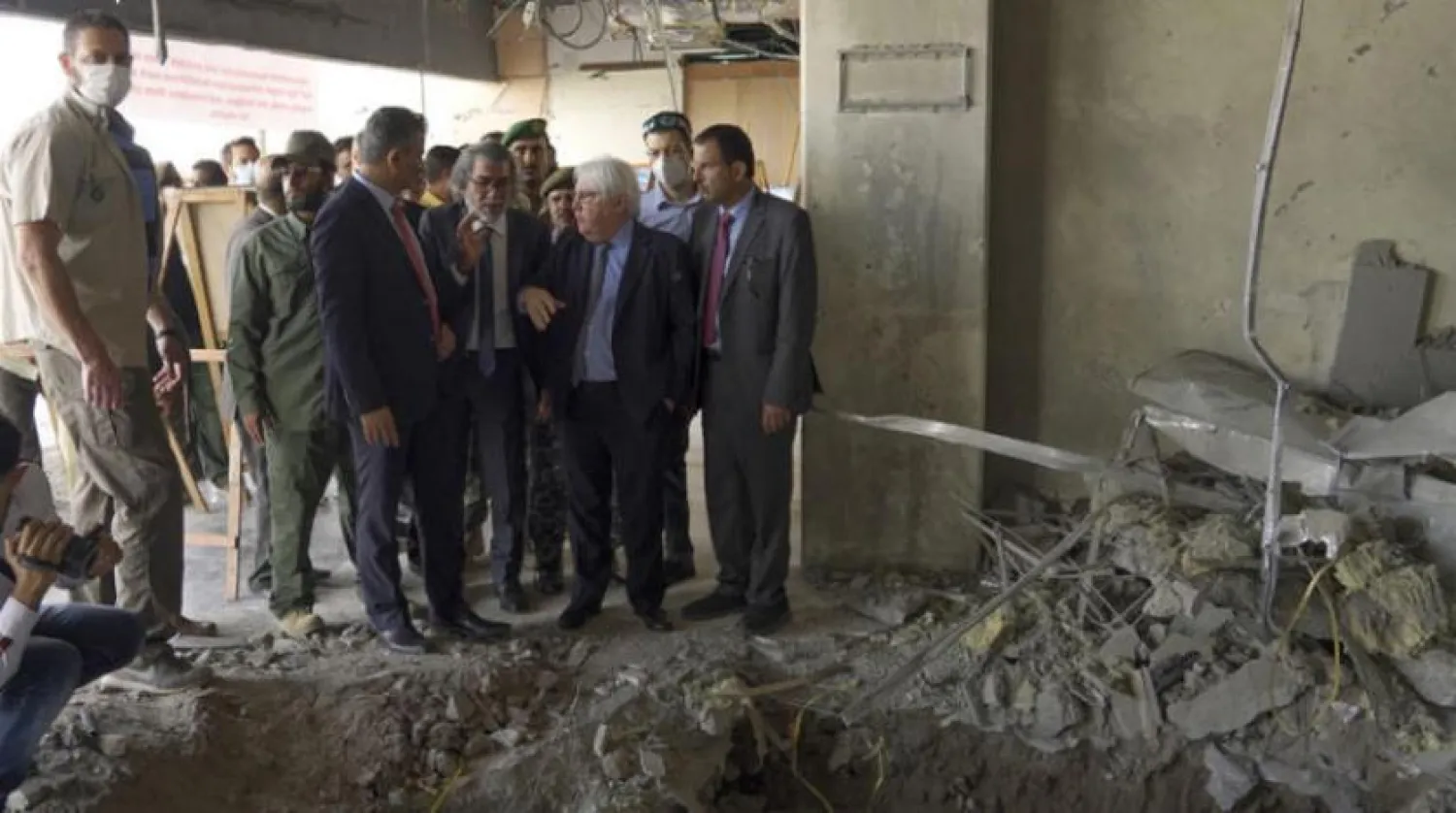 Griffiths, Aden Uluslararası Havalimanı’nda zarar gören alanı inceledi (EPA)