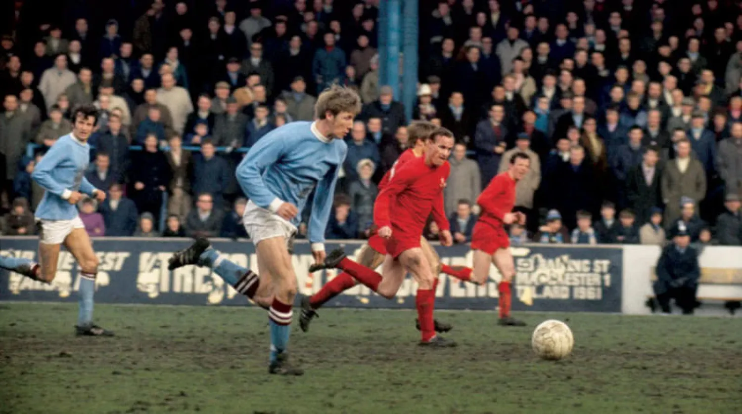 كولين بيل ينطلق بالكرة في إحدى مبارياته بقميص مانشستر سيتي