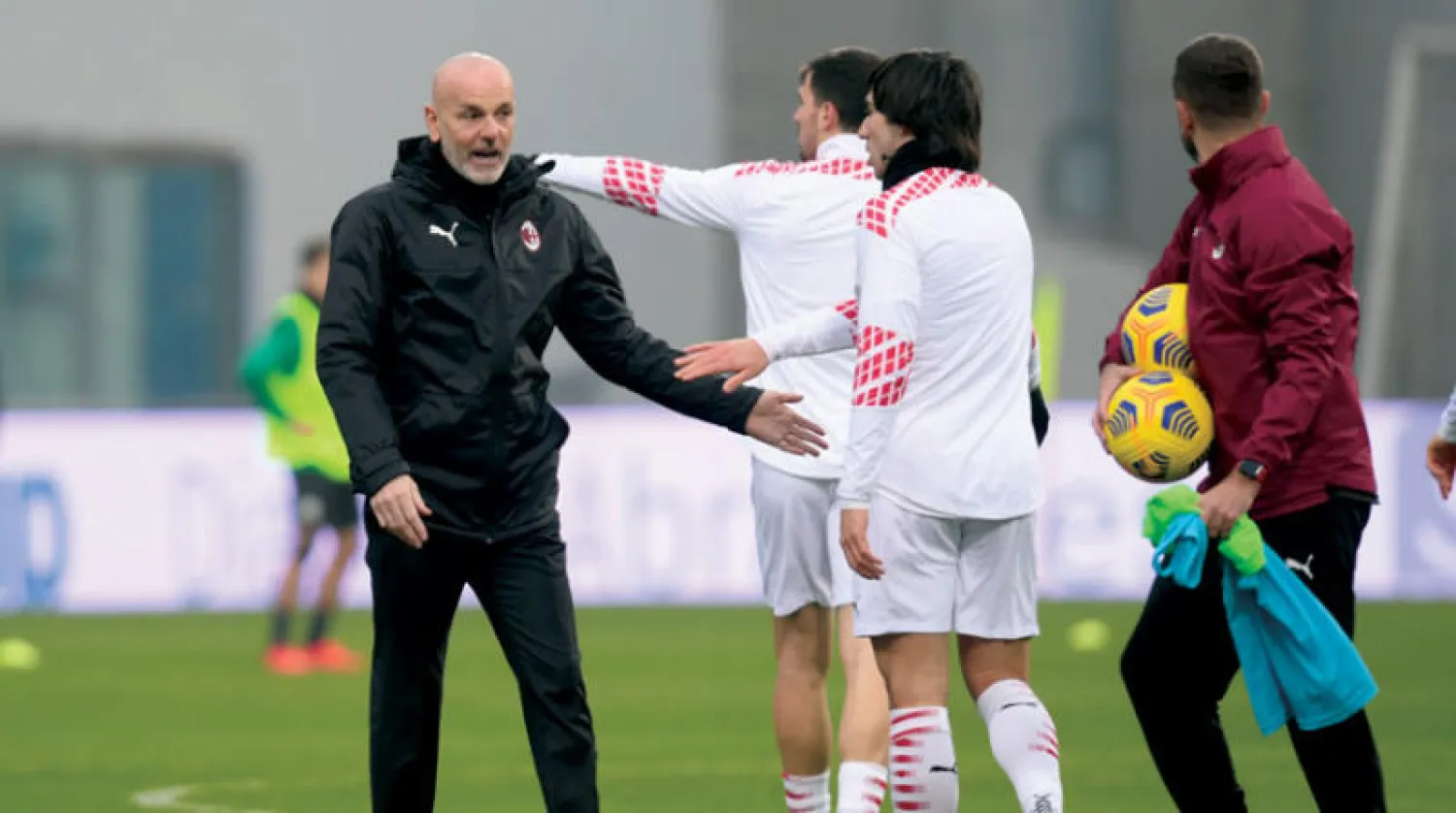 بيولي مدرب ميلان طالب لاعبيه بانتفاضة تعوض السقوط أمام يوفنتوس (رويترز)